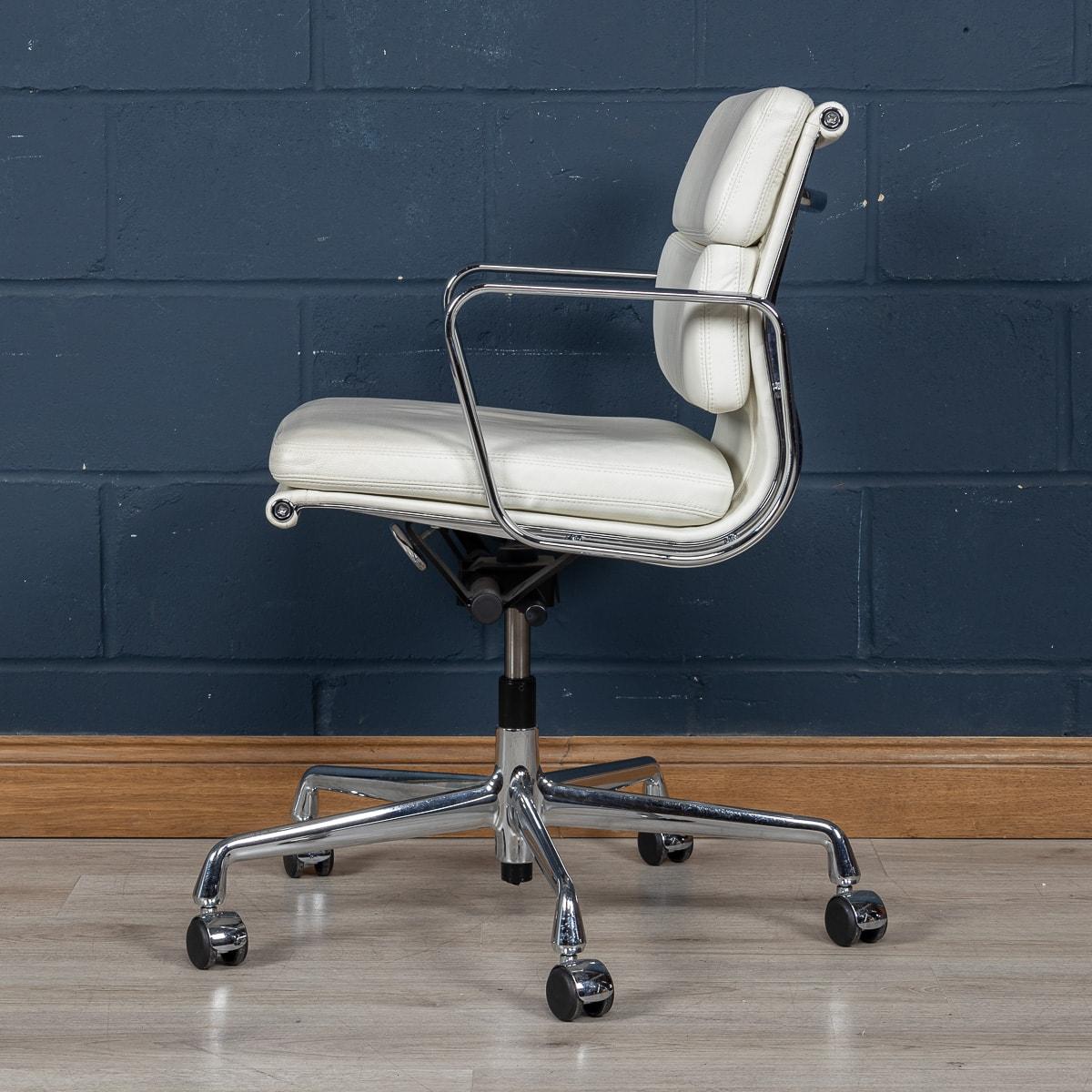 Atemberaubender EA217 Eames-Stuhl aus „Weißem Schnee“-Leder von Vitra (Schweizerisch) im Angebot