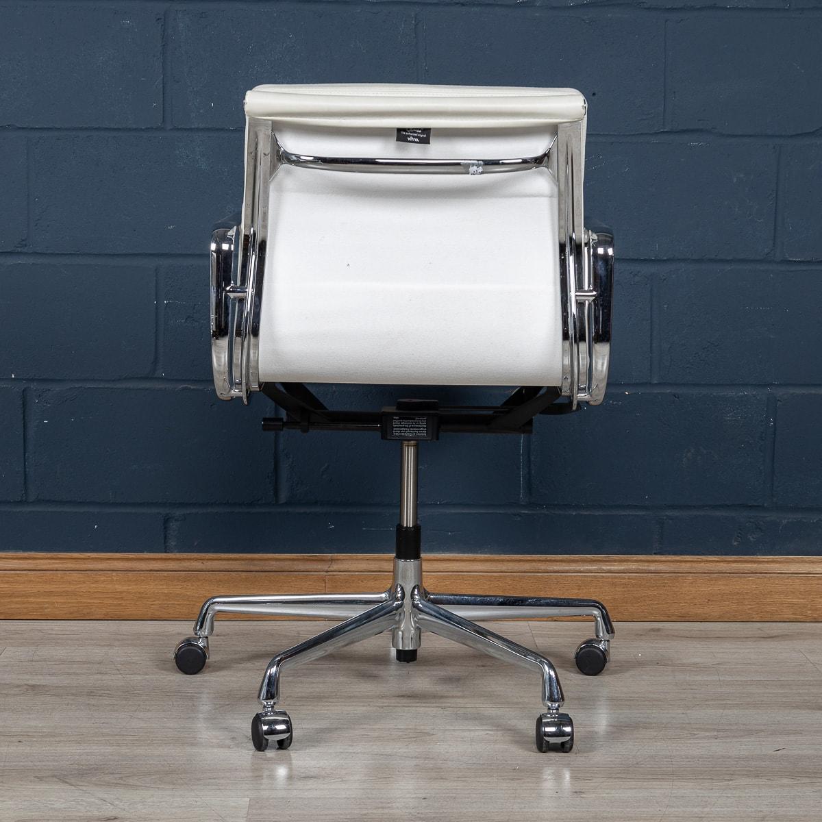 Atemberaubender EA217 Eames-Stuhl aus „Weißem Schnee“-Leder von Vitra (Schweizerisch) im Angebot