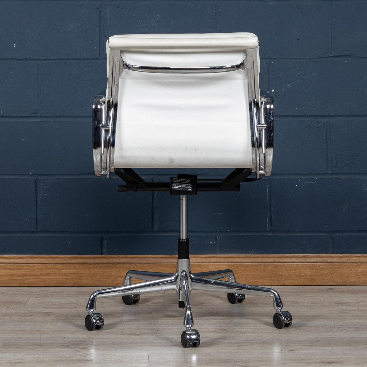 Atemberaubender EA217 Eames-Stuhl aus „Weißem Schnee“-Leder von Vitra im Zustand „Gut“ im Angebot in Royal Tunbridge Wells, Kent