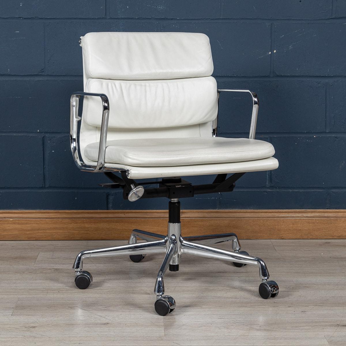 Atemberaubender EA217 Eames-Stuhl aus „Weißem Schnee“-Leder von Vitra im Zustand „Gut“ im Angebot in Royal Tunbridge Wells, Kent