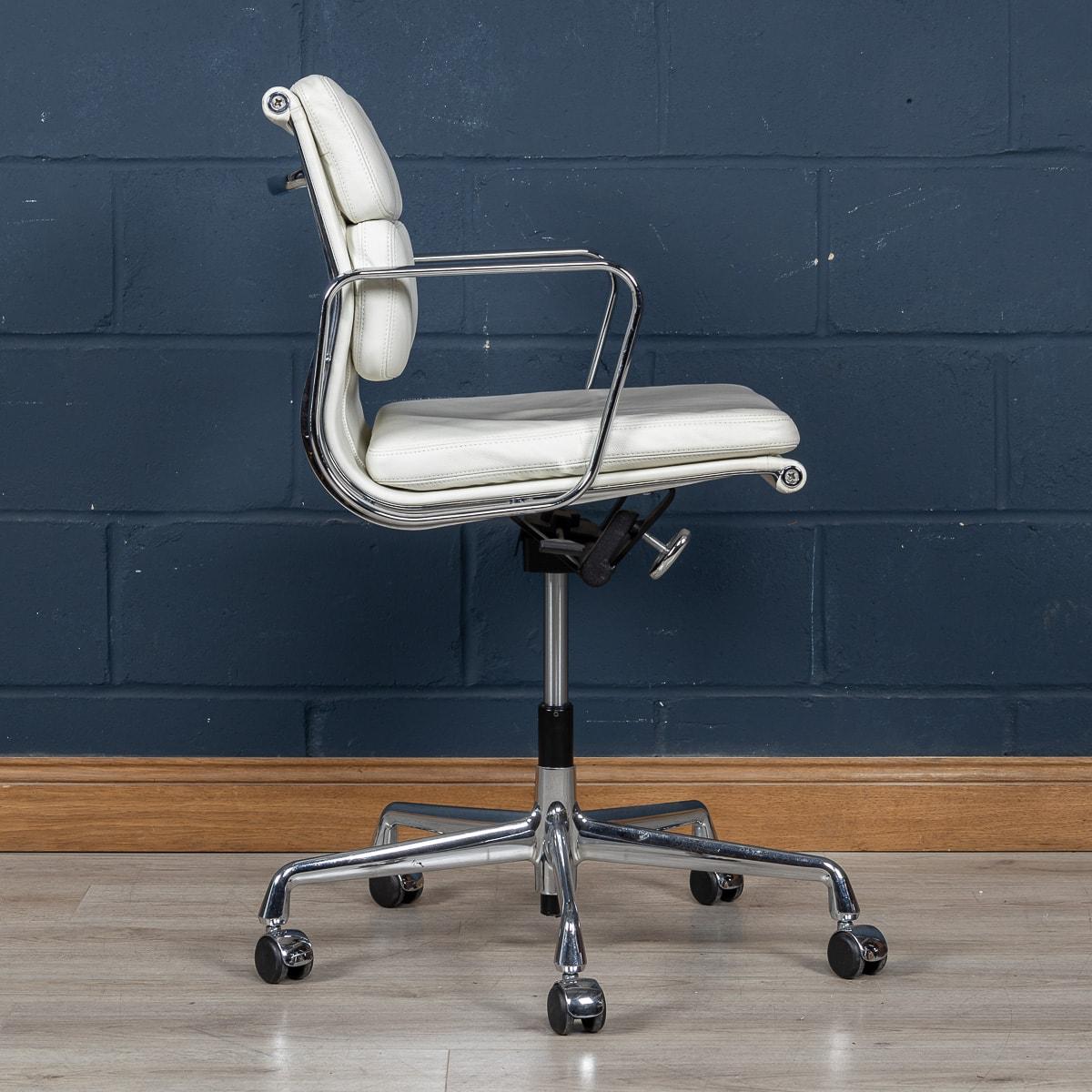 Atemberaubender EA217 Eames-Stuhl aus „Weißem Schnee“-Leder von Vitra (21. Jahrhundert und zeitgenössisch) im Angebot
