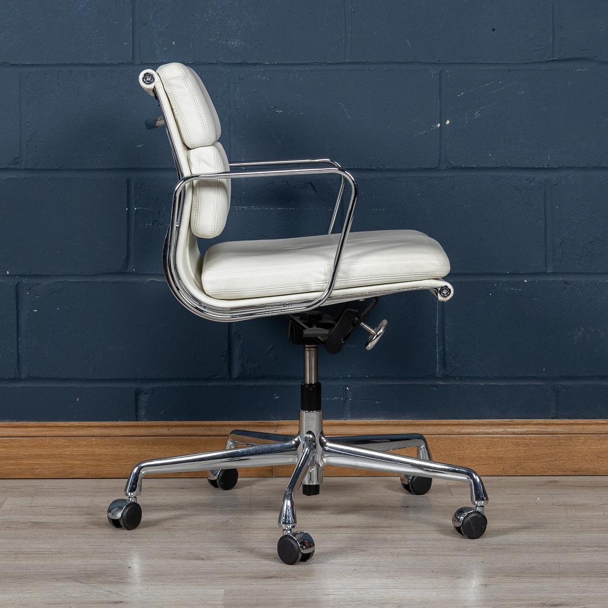 XXIe siècle et contemporain Superbe chaise Eames en cuir « Blanche neige » de Vitra EA217 en vente