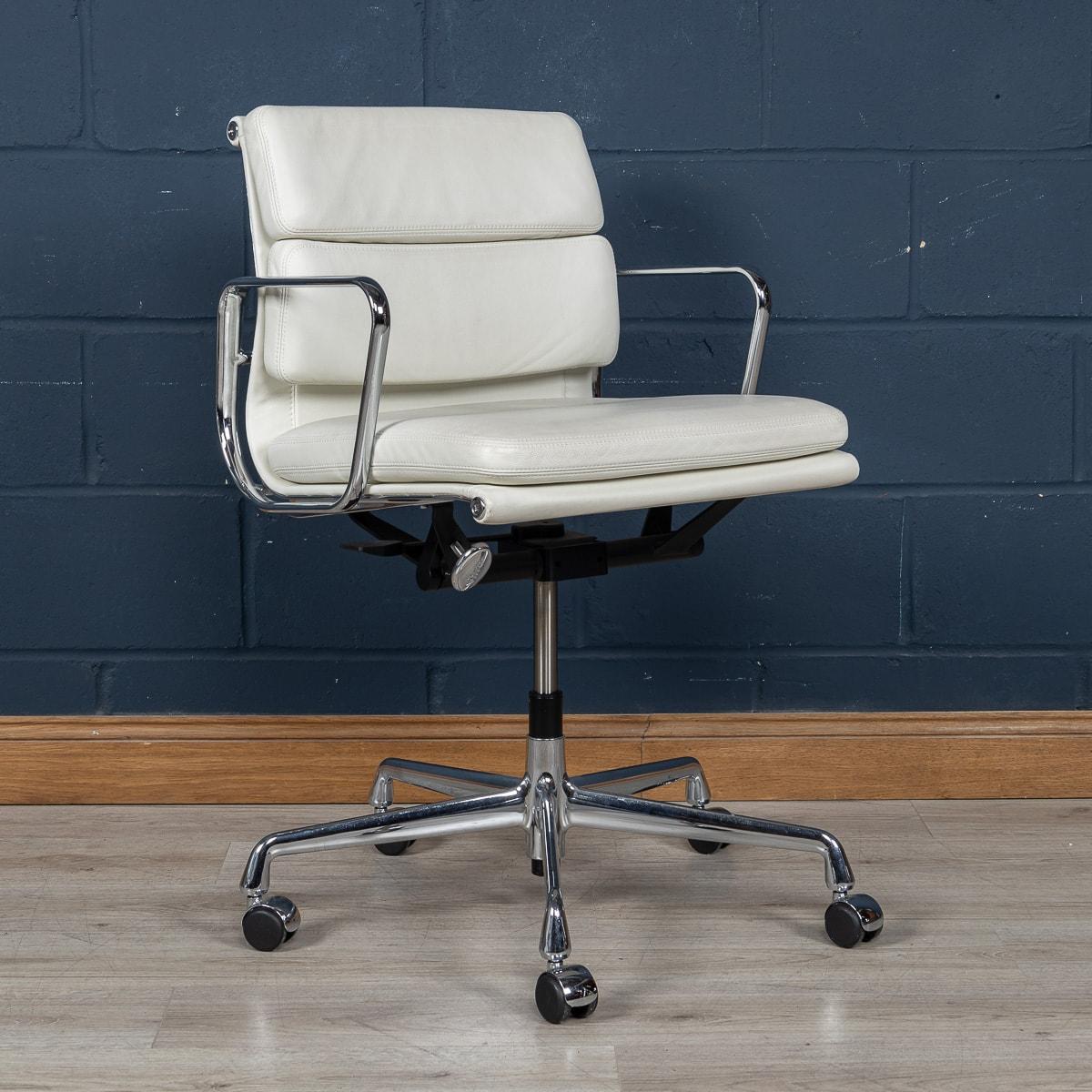 Contemporary Stunning EA217 Eames Chair In 