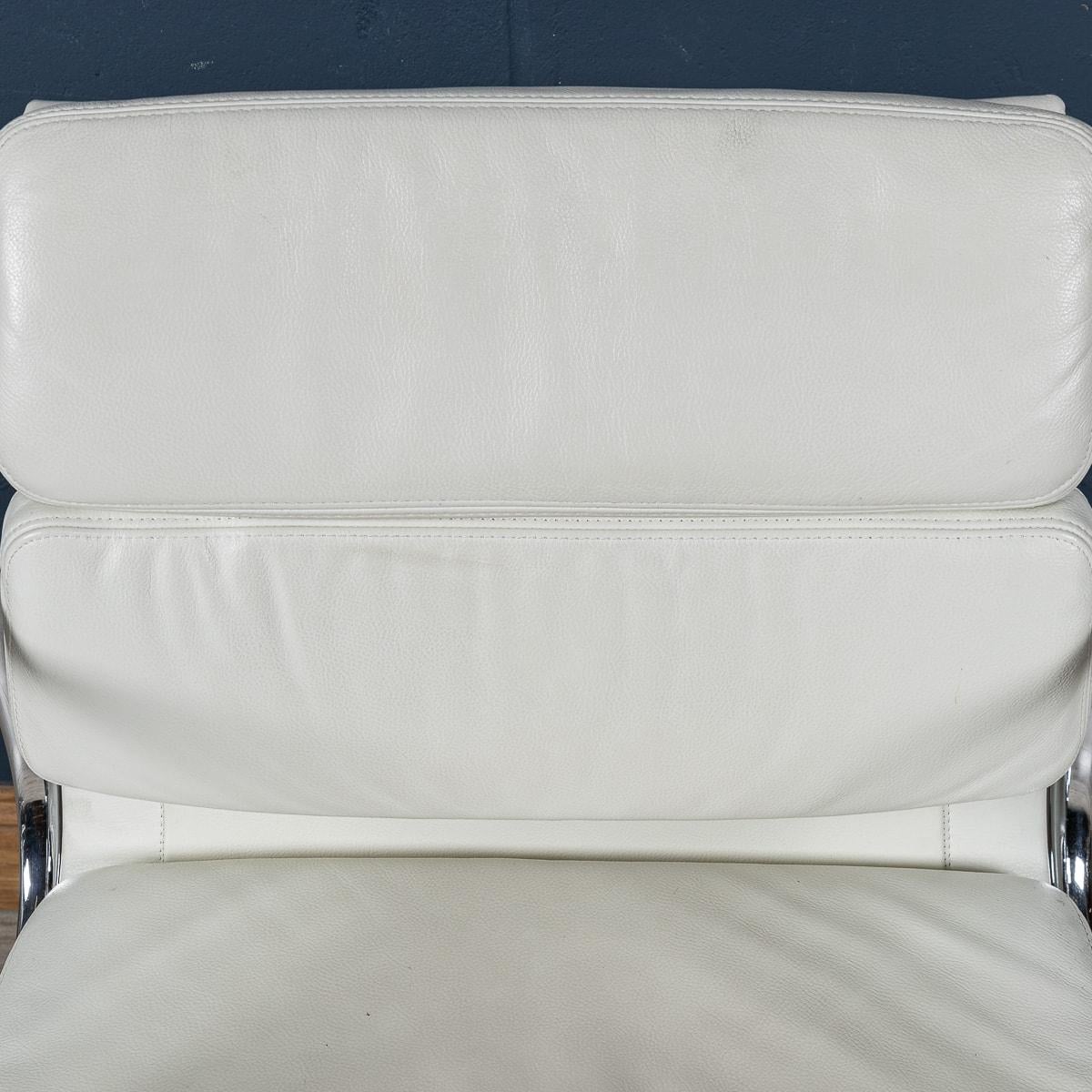 Atemberaubender EA217 Eames-Stuhl aus „Weißem Schnee“-Leder von Vitra (Metall) im Angebot