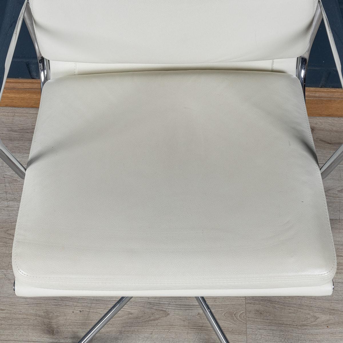 Métal Superbe chaise Eames en cuir « Blanche neige » de Vitra EA217 en vente