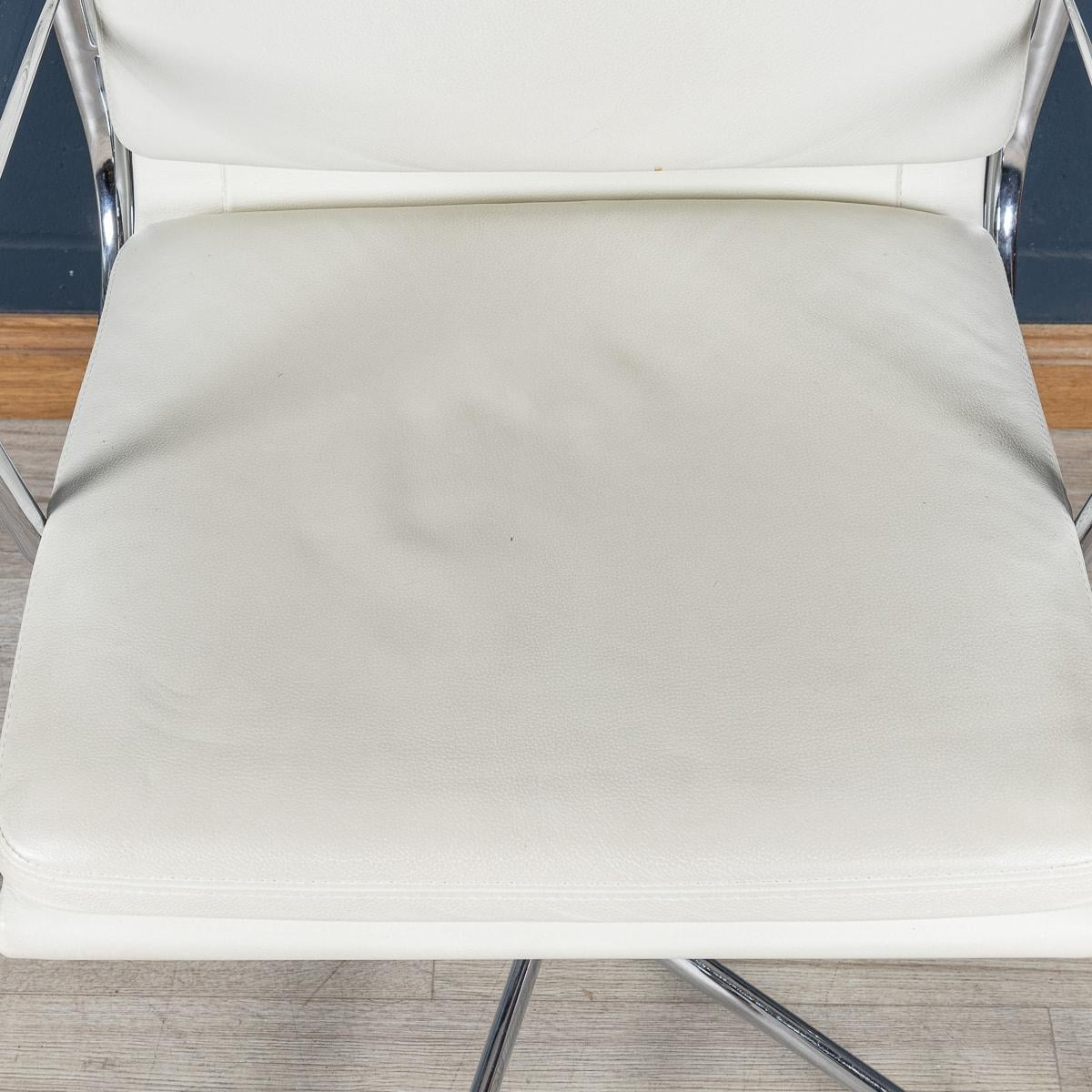 Superbe chaise Eames en cuir « Blanche neige » de Vitra EA217 en vente 1