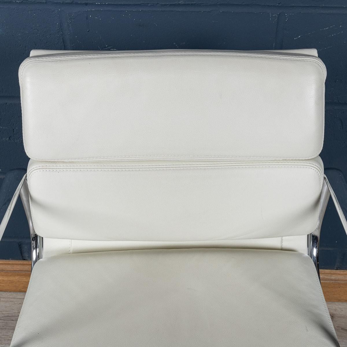 Superbe chaise Eames en cuir « Blanche neige » de Vitra EA217 en vente 1