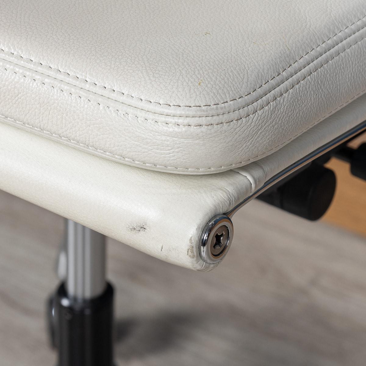 Atemberaubender EA217 Eames-Stuhl aus „Weißem Schnee“-Leder von Vitra im Angebot 2