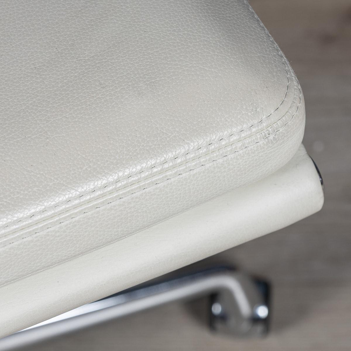 Superbe chaise Eames en cuir « Blanche neige » de Vitra EA217 en vente 2