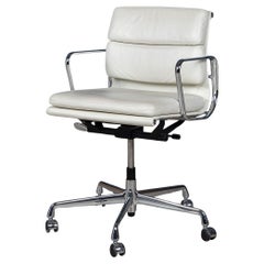 Superbe chaise Eames en cuir « Blanche neige » de Vitra EA217