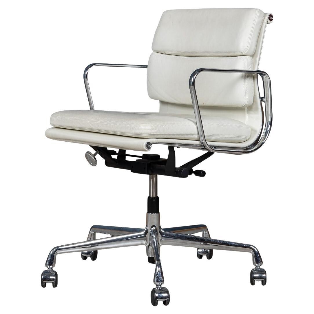 Superbe chaise Eames en cuir « Blanche neige » de Vitra EA217 en vente