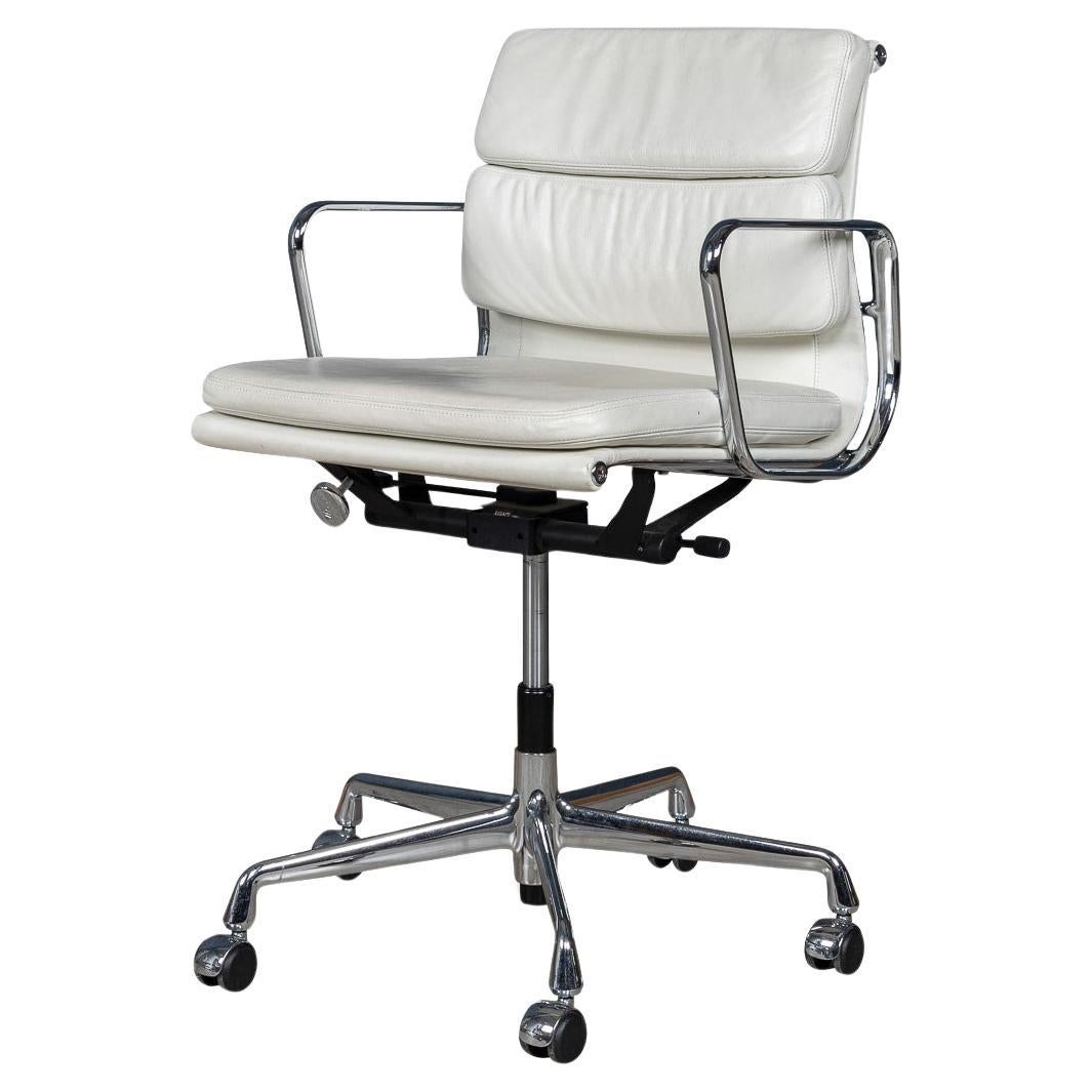 Atemberaubender EA217 Eames-Stuhl aus „Weißem Schnee“-Leder von Vitra im Angebot