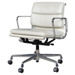 Atemberaubender EA217 Eames-Stuhl aus „Weißem Schnee“-Leder von Vitra