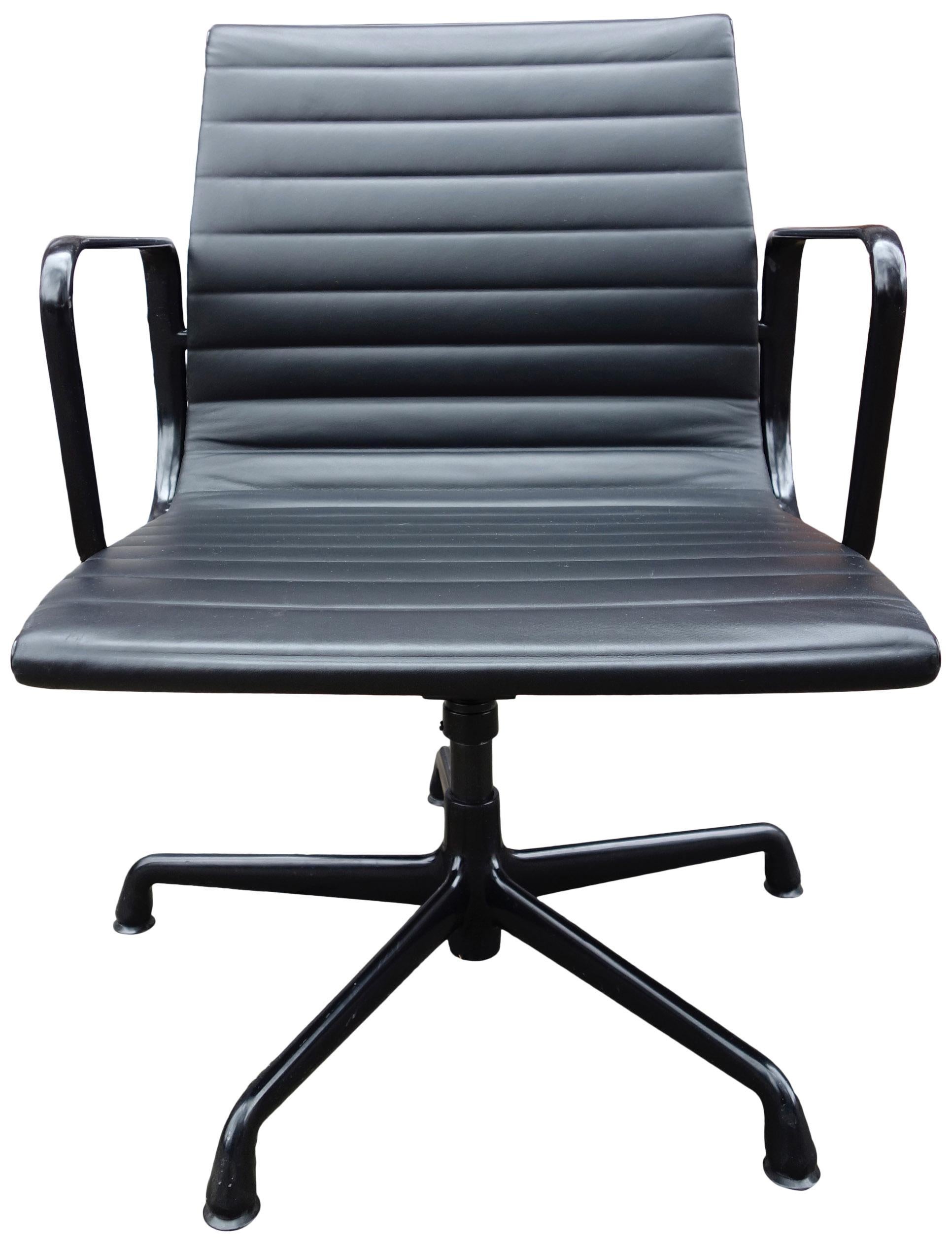 Stunning Eames Aluminum Group Chairs for Herman Miller Black on Black In Good Condition In BROOKLYN, NY