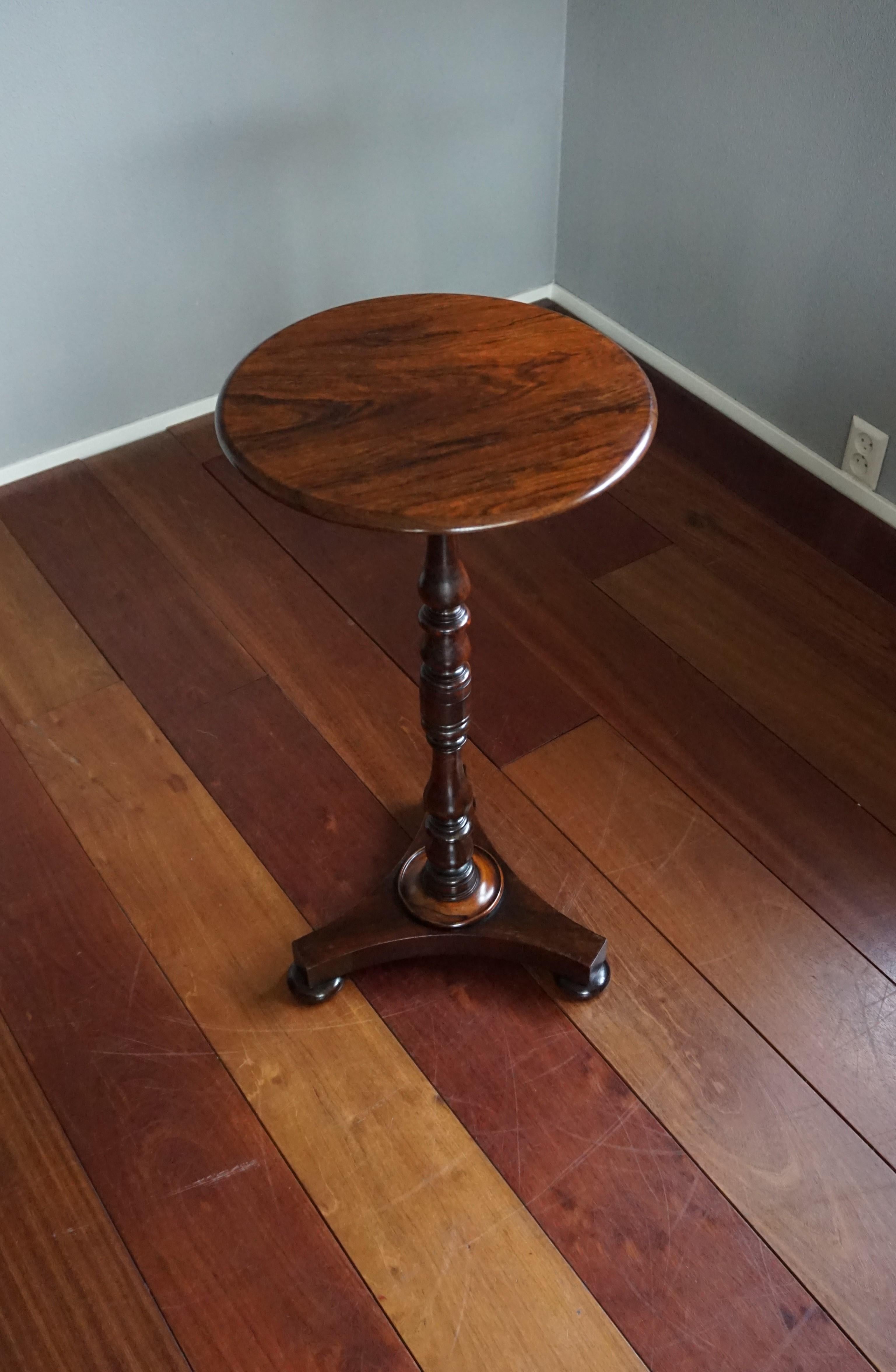 Rare and great looking table of almost 200 years old.

If you are looking for the perfect wine or reading table to place next to your comfortable chair then this stunning English table could be the one for you. It has the most beautiful shape and