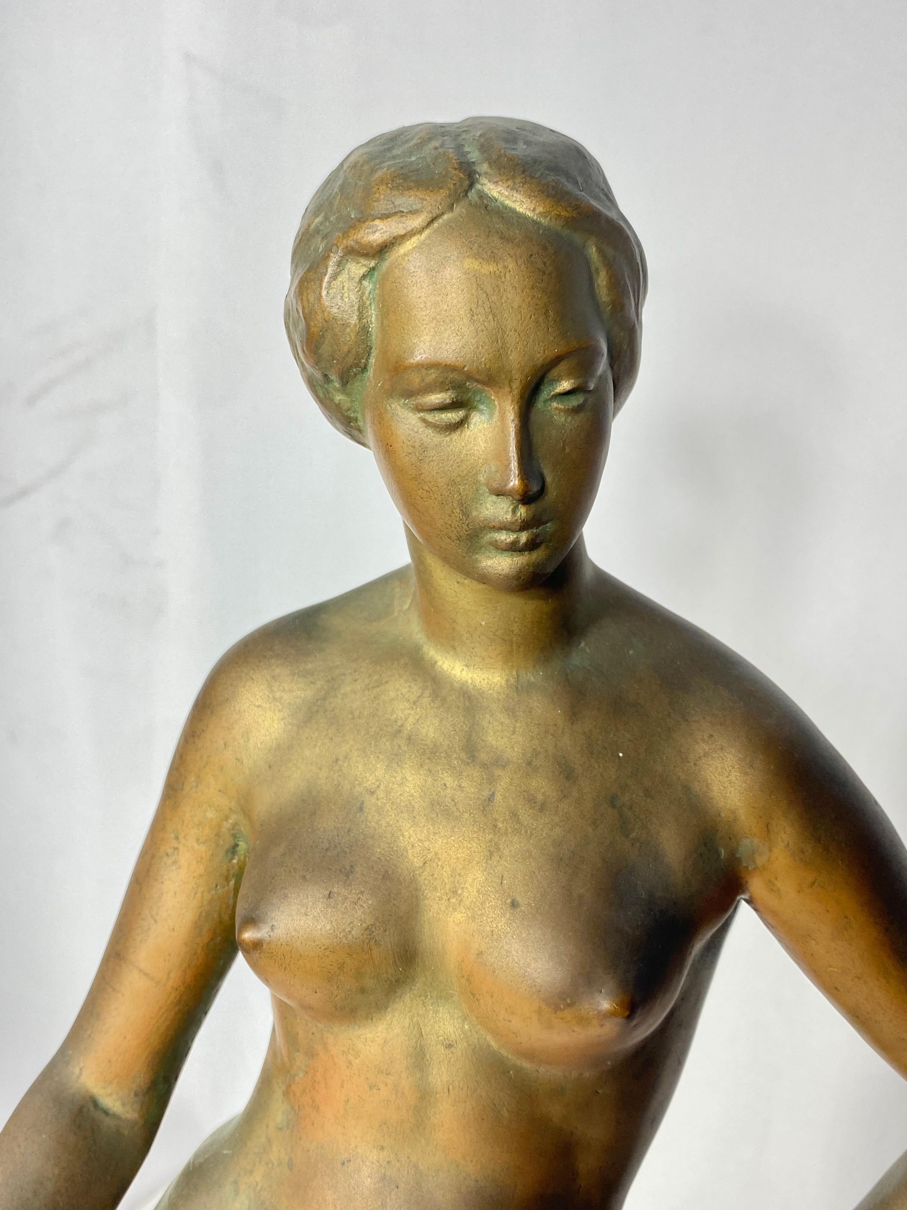 Atemberaubende Bronze des frühen 20. Jahrhunderts „ Frau mit Schilfrohr“ signiert. sehr ungewöhnlich! Ungleichmäßiges Finish / Patina,, trägt zum Charme bei,, 