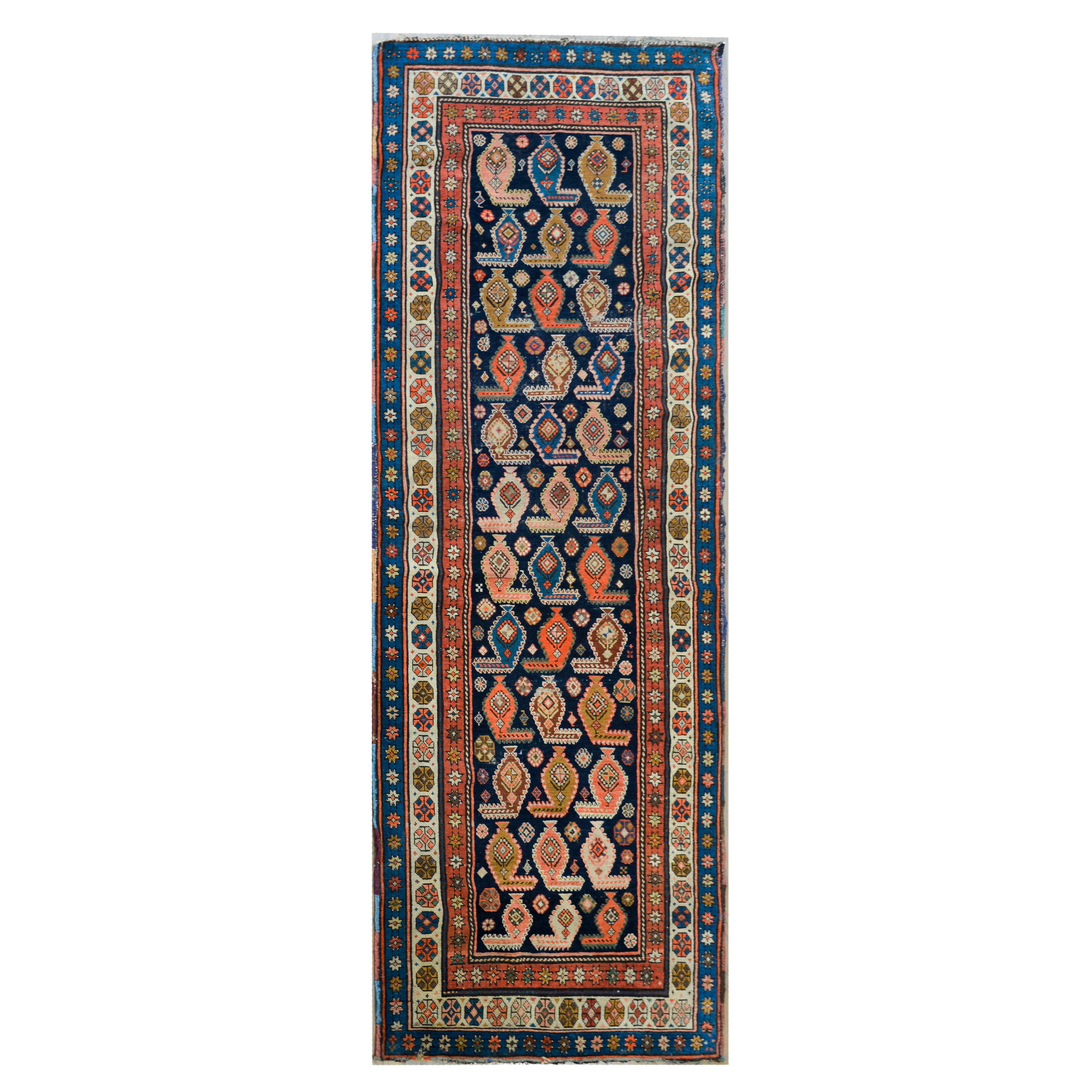 Superbe tapis de couloir persan Karabagh du début du XXe siècle