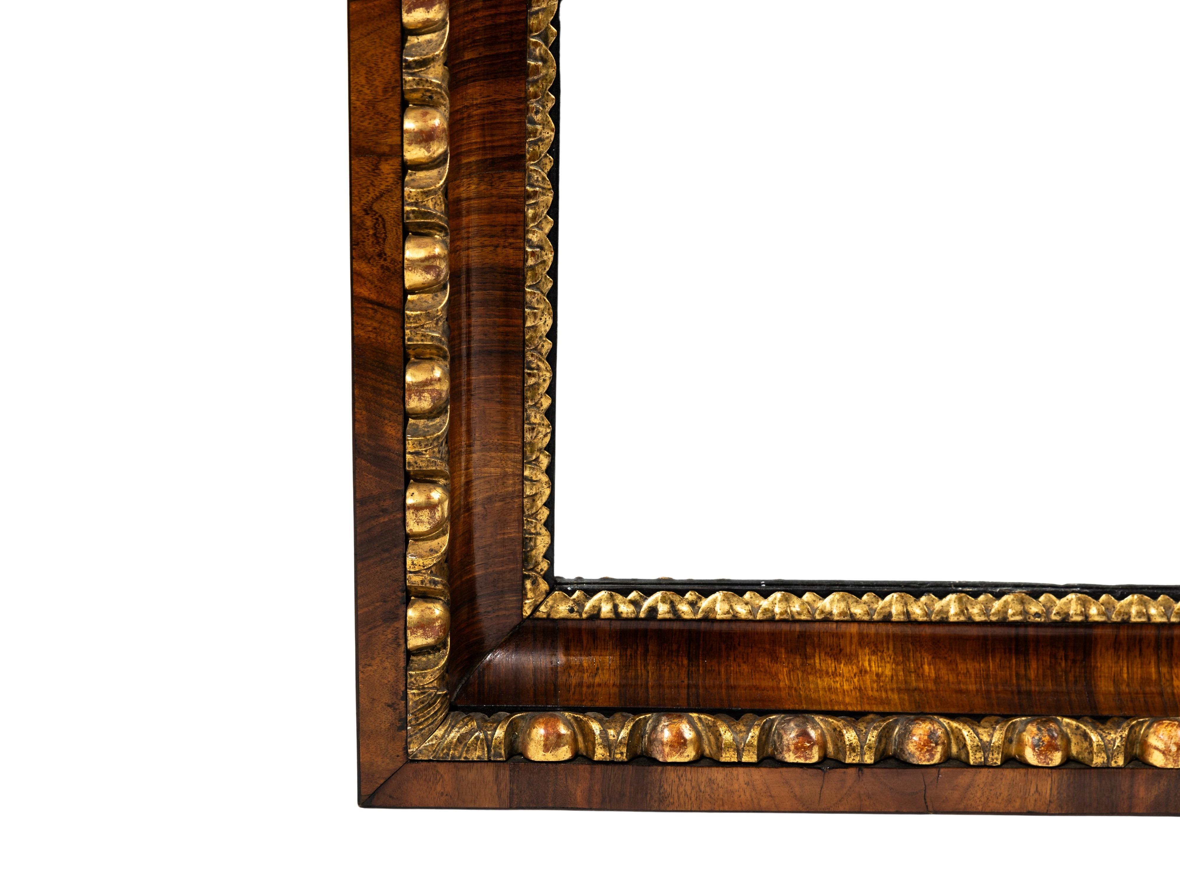 Impresionante espejo de pared, de 1820, de principios de la época Biedermeier, fabricado en Austria. 

La estructura de la base es de abeto, chapada en nogal. El marco tiene una moldura de ojo de buey dorada especialmente ancha.

El objeto sigue en