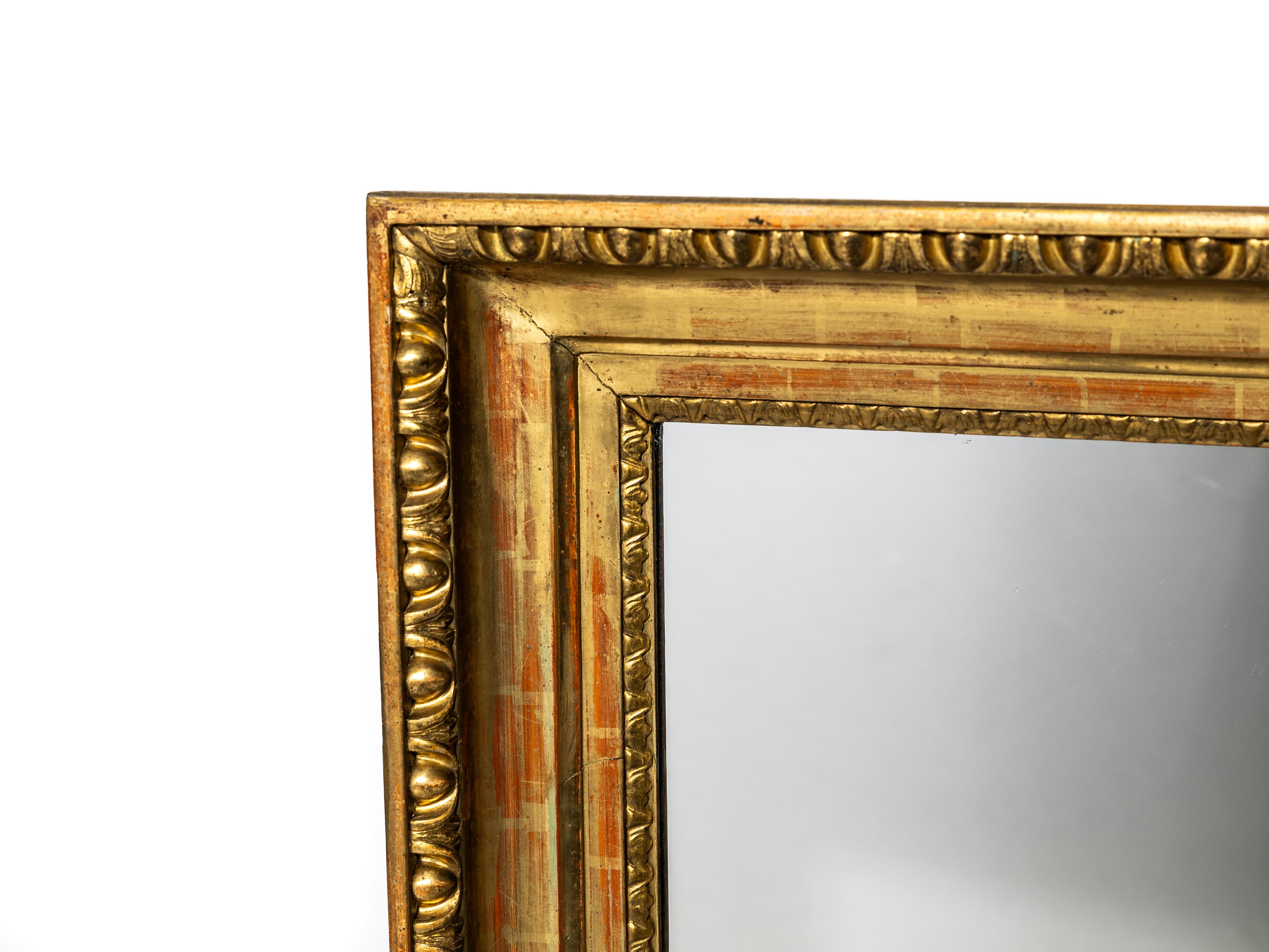 Impresionante espejo de pared, de 1820, de principios de la época Biedermeier, fabricado en Austria. 

La estructura de la base es de abeto, chapada en nogal. Biselada hacia atrás, en la parte posterior se puede ver la antigua construcción -