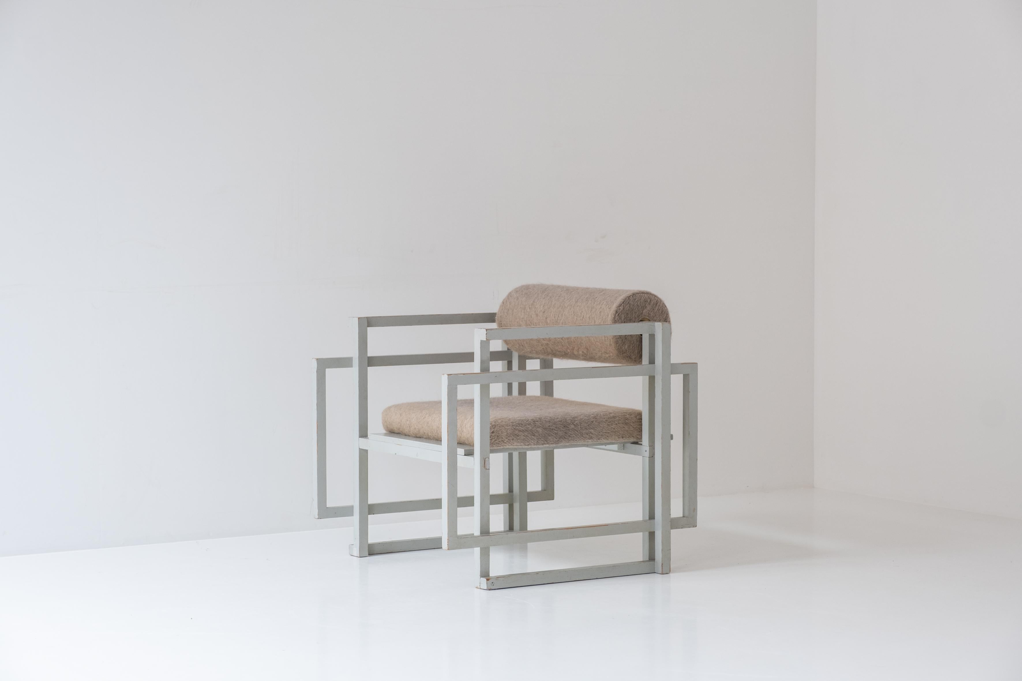 Superbe fauteuil conçu et fabriqué datant des années 1960. Cette chaise sculpturale est composée d'un cadre en chêne peint et d'une assise et d'un dossier en laine fraîchement retapissés. Réalisé par un maître ébéniste inconnu, clairement inspiré