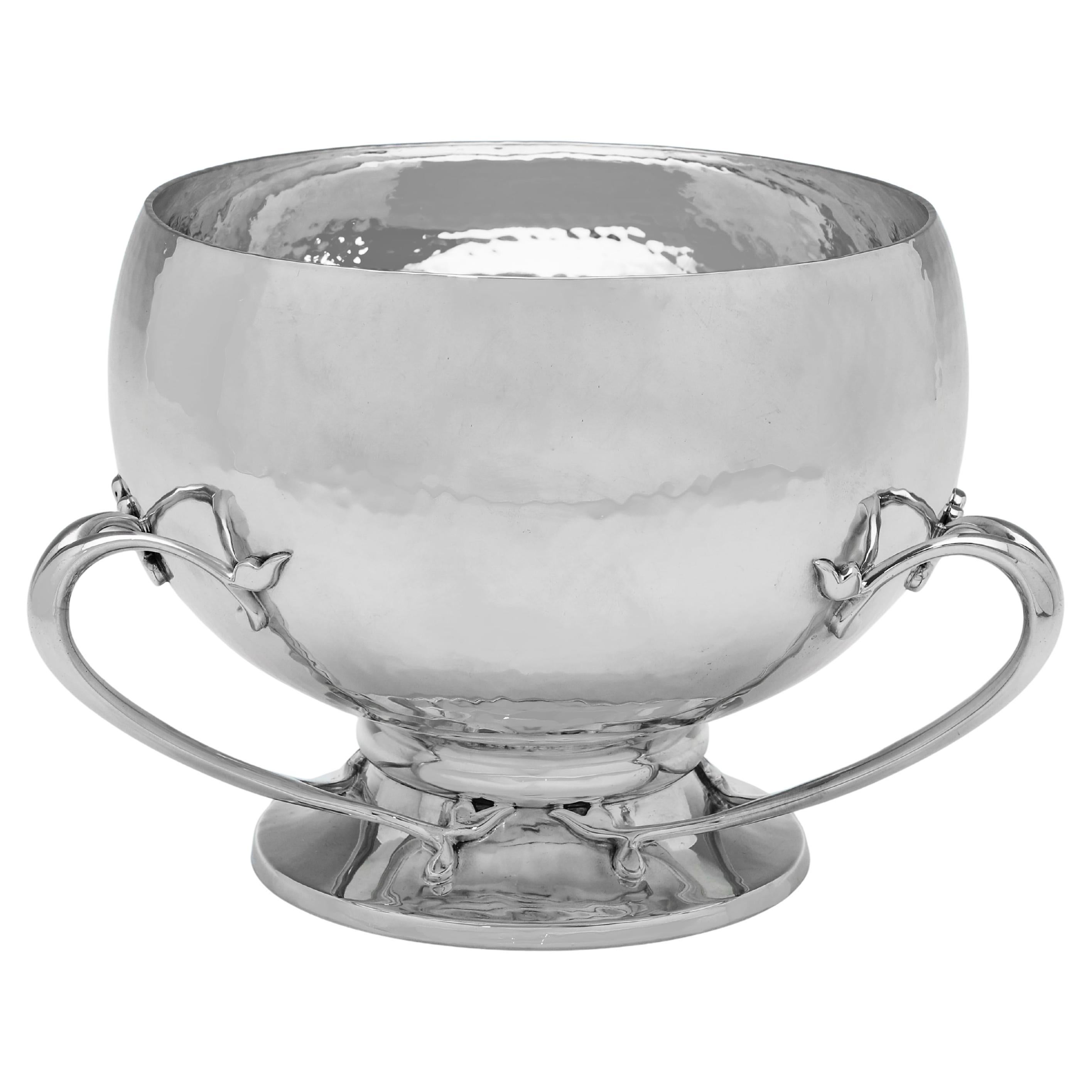 Impresionante cuenco o taza de 3 asas eduardiano fabricado en Londres en 1904