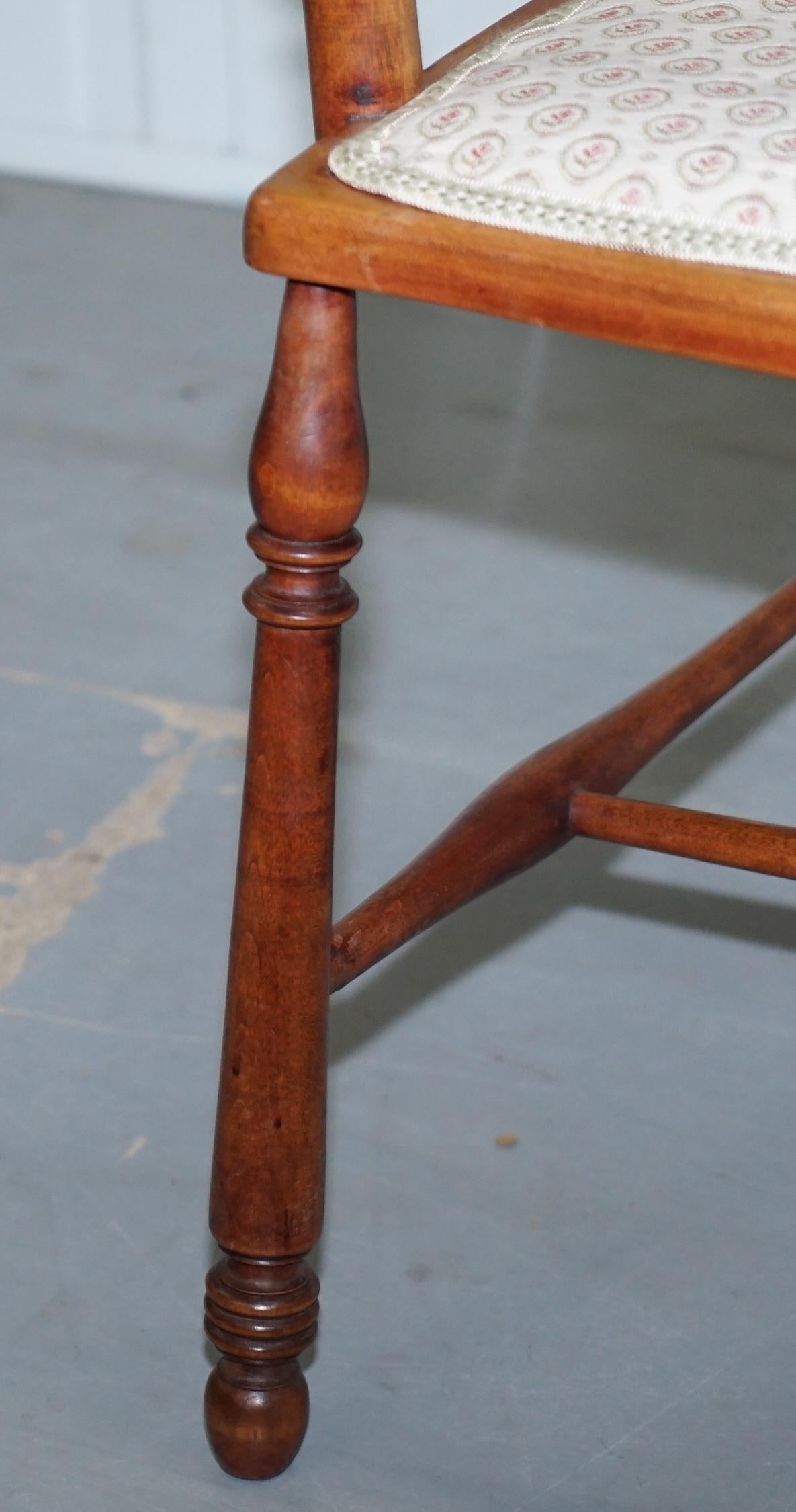 Superbe chaise édouardienne à dossier en nœud en noyer avec incrustation de nacre Arts & Crafts en vente 3