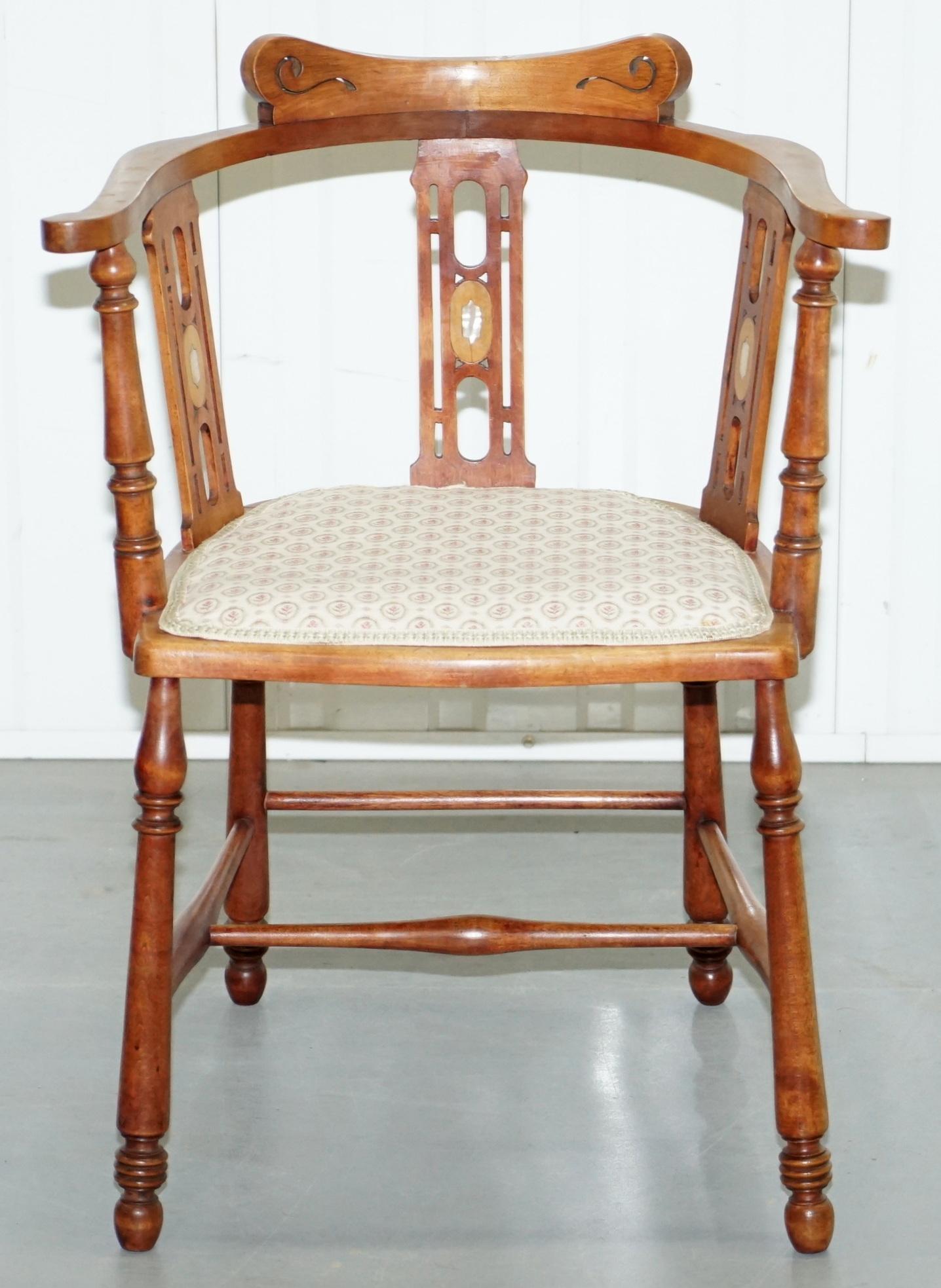 Nous avons le plaisir d'offrir à la vente ce beau fauteuil à dossier arqué en noyer, fait à la main en Angleterre, avec incrustation de nacre, dans le style arts of crafts

Une chaise décorative de belle apparence, joliment fabriquée et très ornée