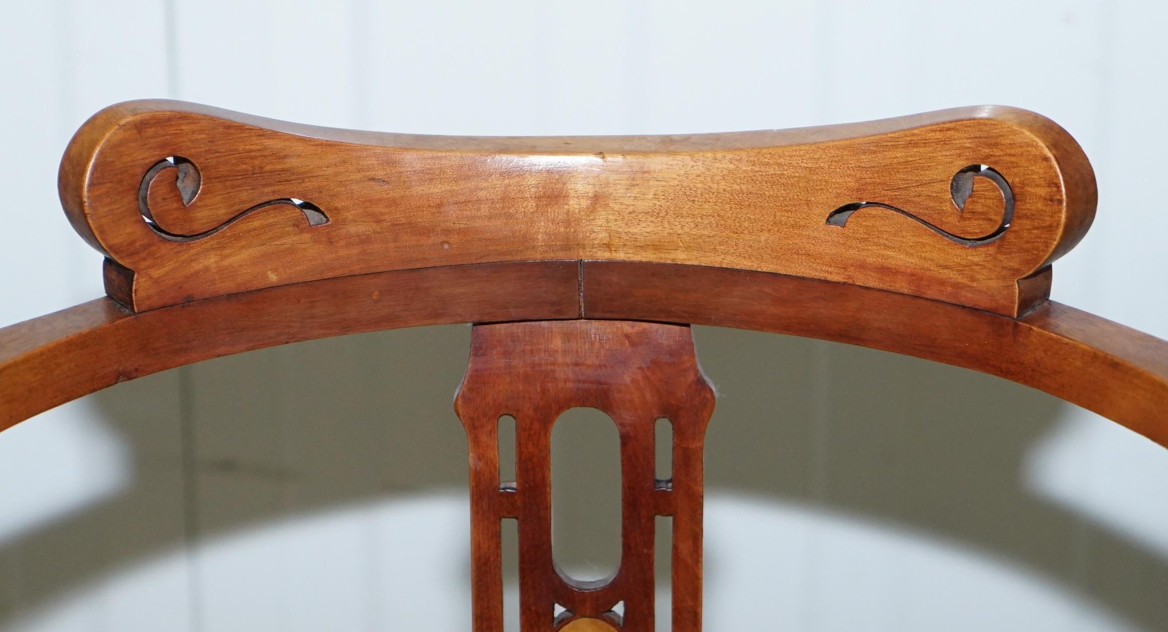 Anglais Superbe chaise édouardienne à dossier en nœud en noyer avec incrustation de nacre Arts & Crafts en vente