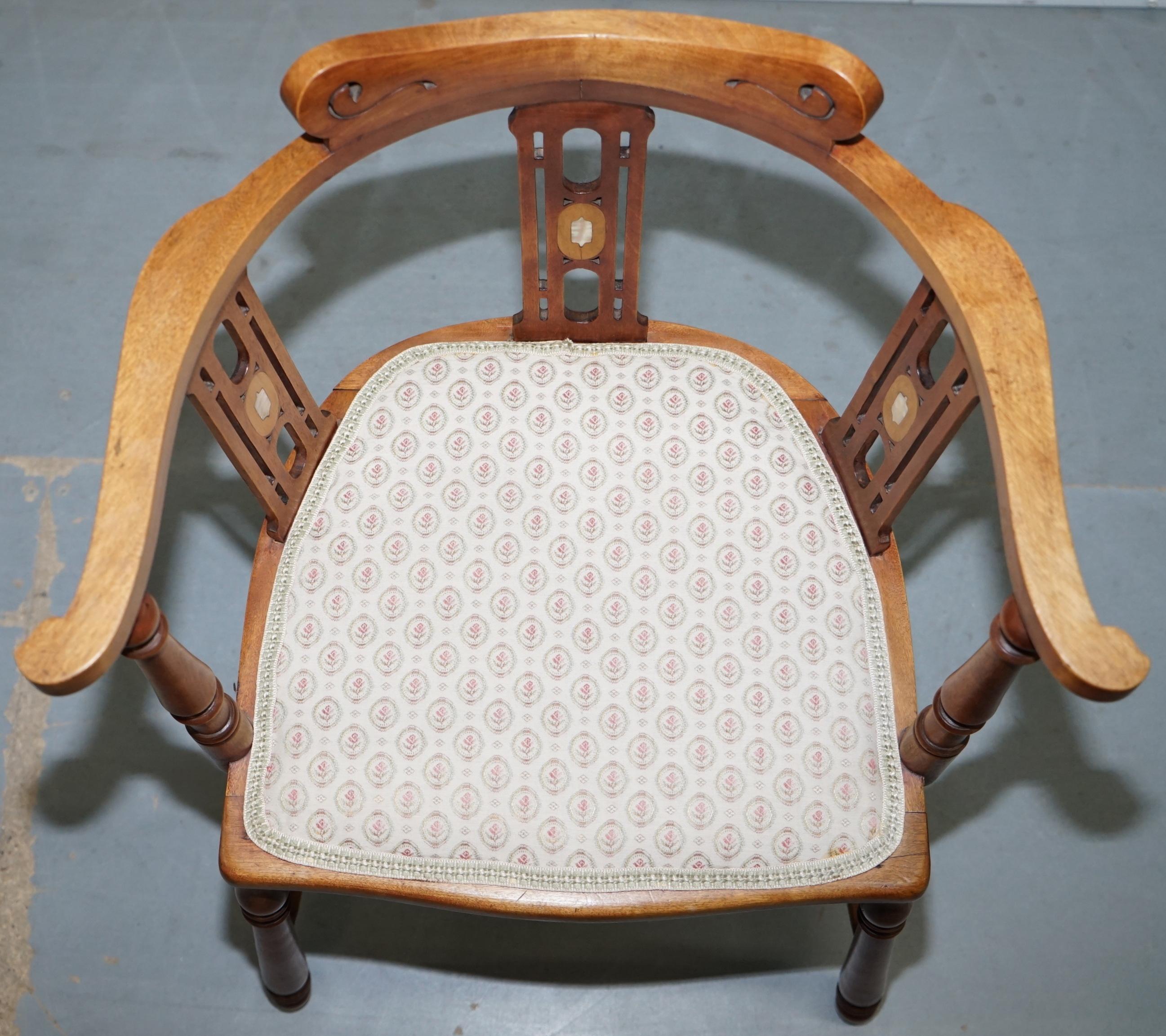 20ième siècle Superbe chaise édouardienne à dossier en nœud en noyer avec incrustation de nacre Arts & Crafts en vente