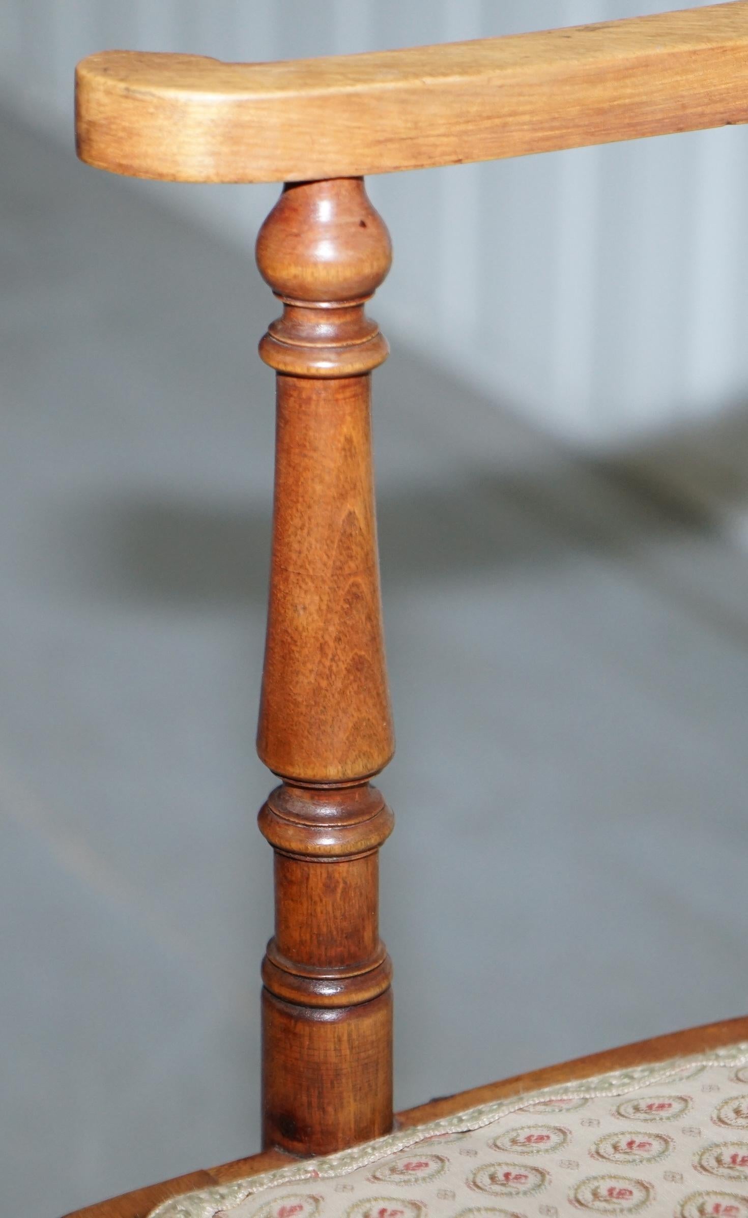 Atemberaubender edwardianischer Nussbaumstuhl mit Schleifenrücken aus Nussbaum mit Perlmutt-Intarsien im Angebot 1