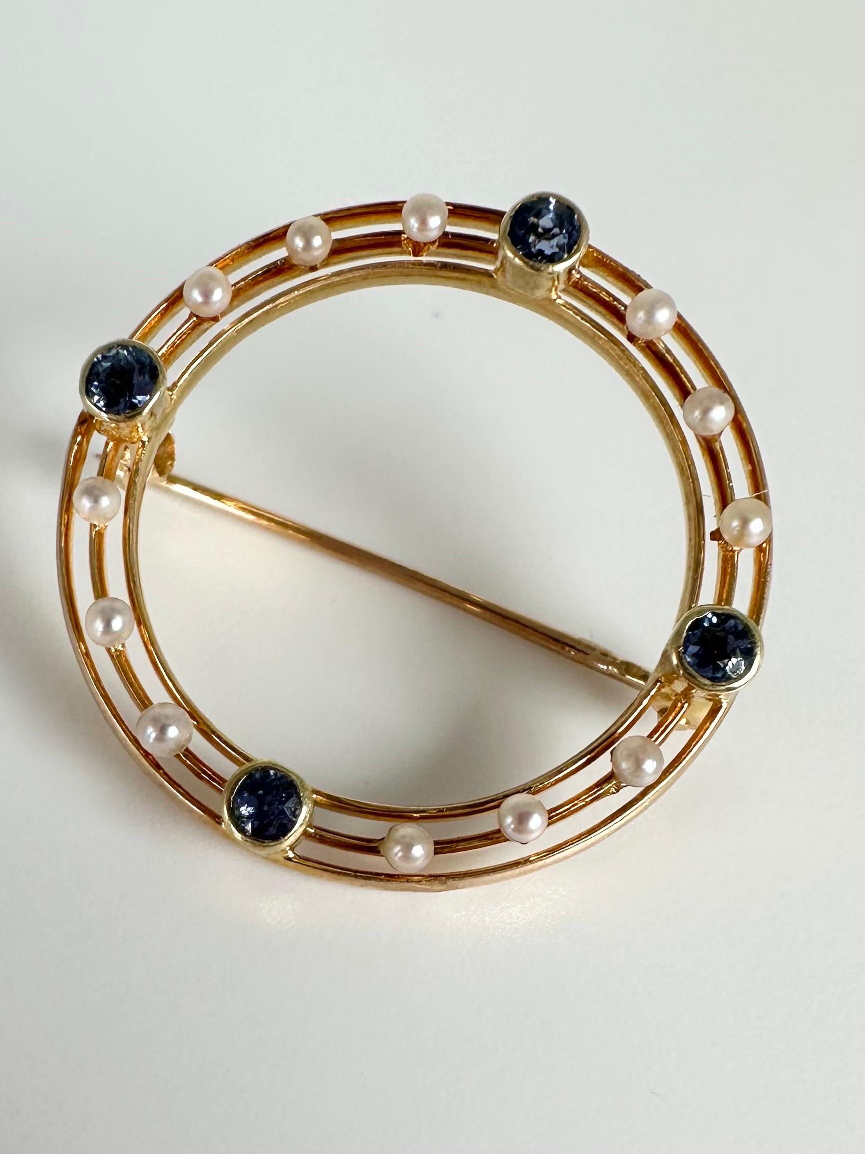 Sapphire & Pearl brooch pin in 14KT yellow gold, Edwardian, very intricate but well made. The pearls are seed pearls, 12 in total.

METAL: 14KT yellow gold
NATURAL SAPPHIRE(S)
Clarity/Color: Blue, Slightly Inluded
Cut:Round
Grams:2.46
Item18000019