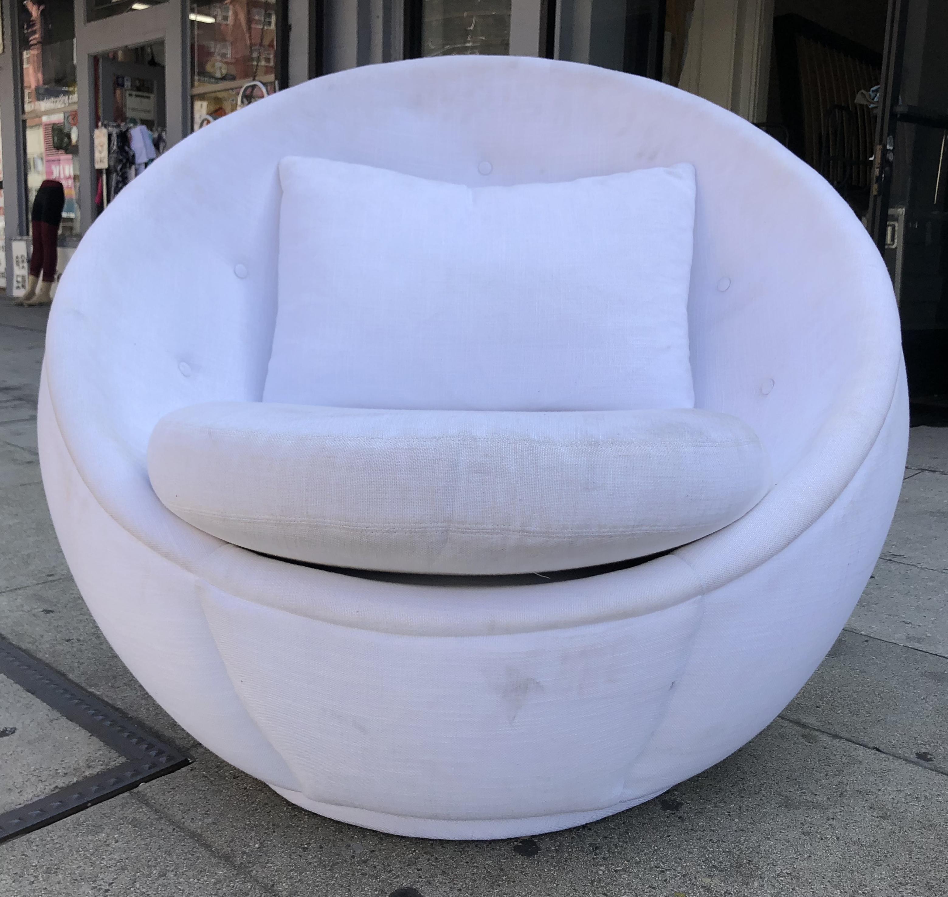 Stunning lounge chair in a swivel base designed by Milo Baughman and manufactured by Thayer Coggin.

The chair has a beautiful shape and is seating in a swivel base, the chair is upholstered in a white colored fabric and although it looks dirty we