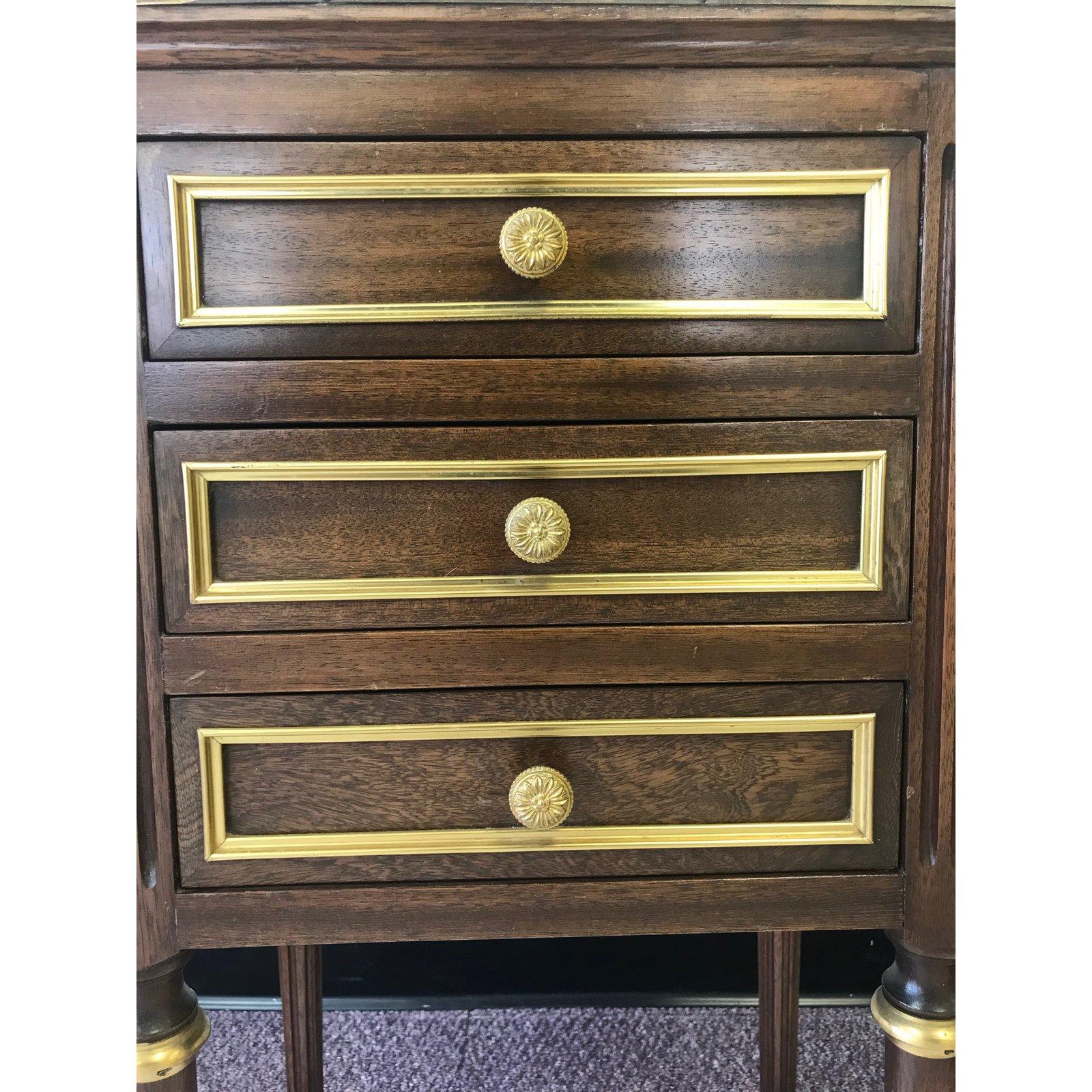 Stunning Elegant Pair of French Regency Nightstands with 3 Drawers In Excellent Condition In Hopewell, NJ