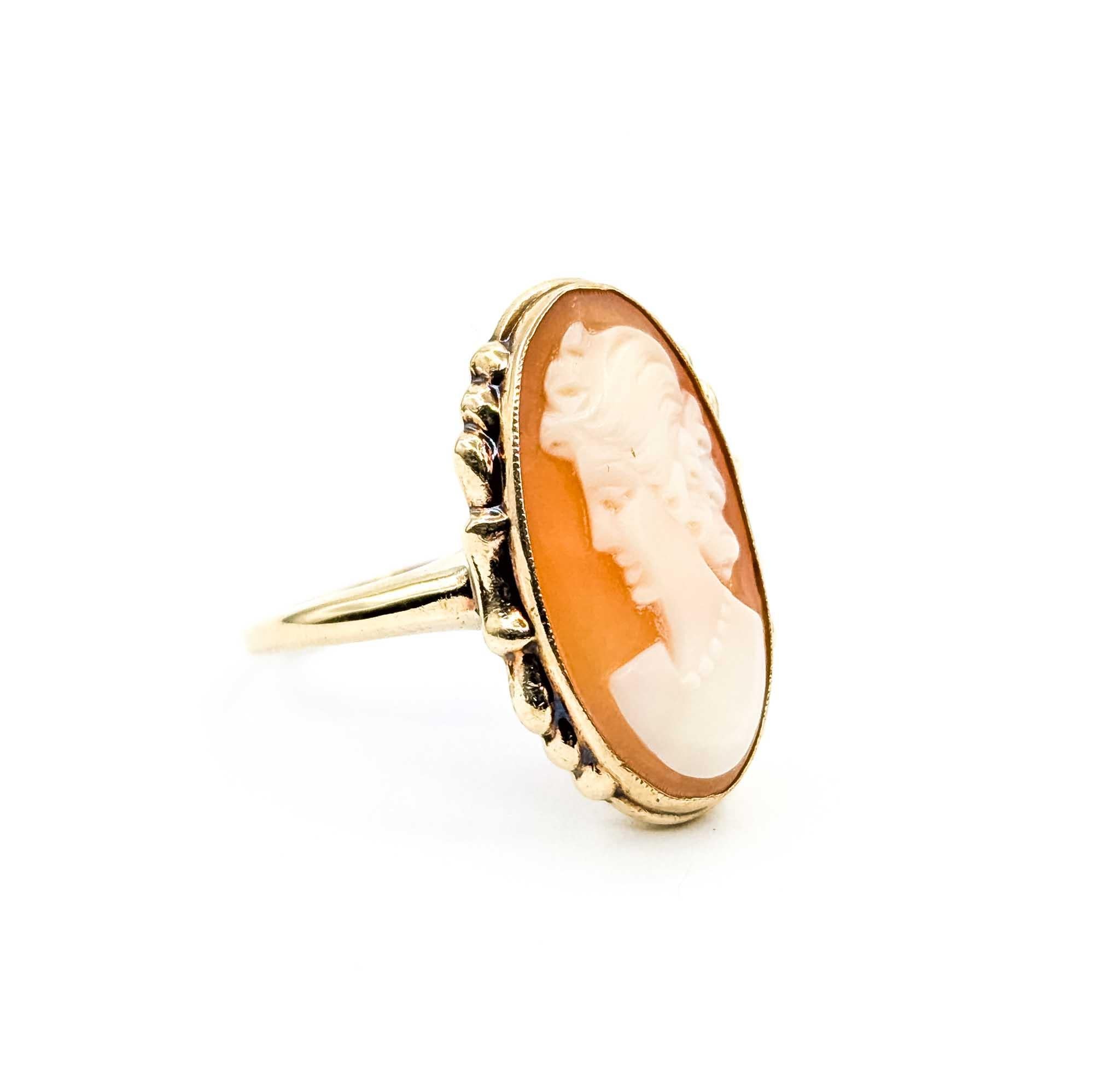 Impresionante Anillo de Oro Amarillo de 10k con Esmeralda y Diamantes Incrustados

Sumérgete en la exquisita belleza de nuestro impresionante Anillo de Oro Amarillo de 10k con Esmeralda y Diamantes Incrustados. Esta magnífica pieza presenta una