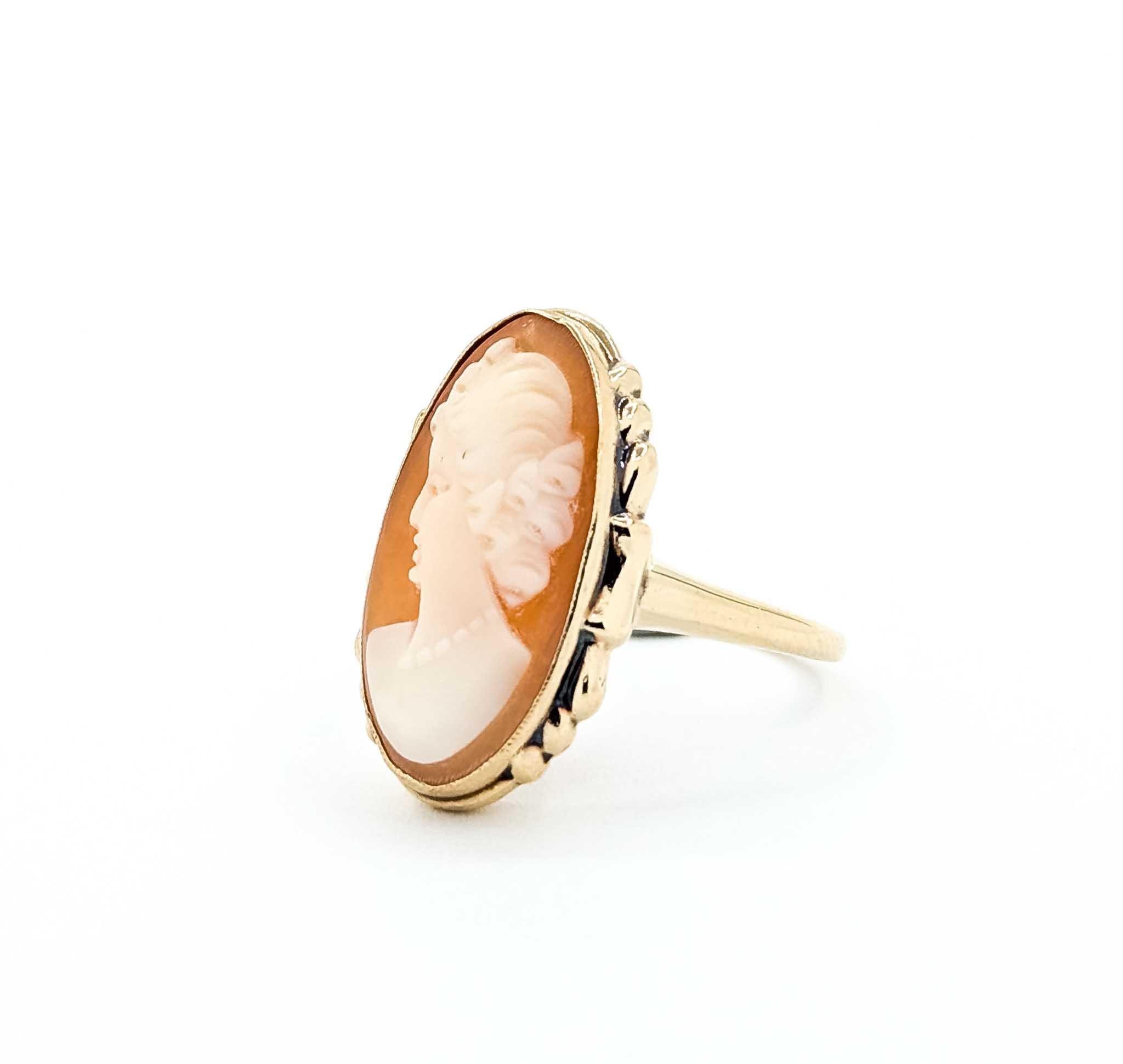 Impresionante Anillo de Oro Amarillo de 10k con Esmeralda y Diamantes Incrustados Contemporáneo en venta