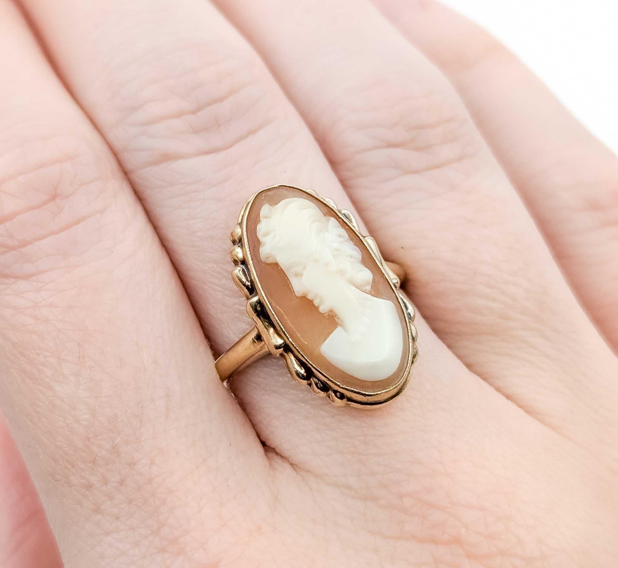 Impresionante Anillo de Oro Amarillo de 10k con Esmeralda y Diamantes Incrustados Corte oval en venta