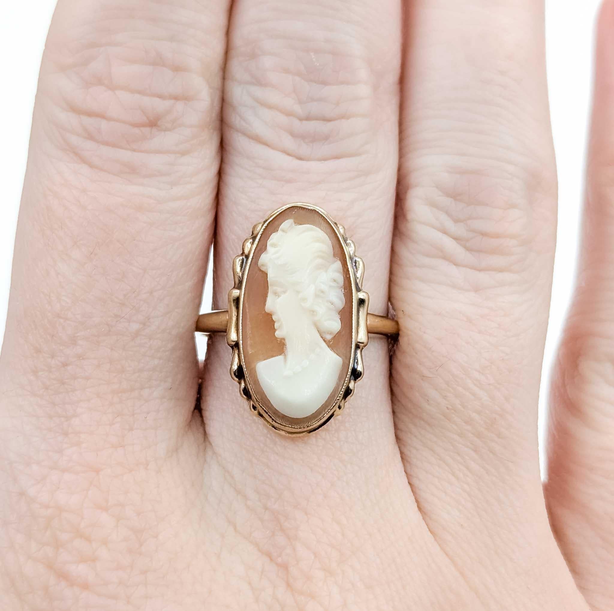 Impresionante Anillo de Oro Amarillo de 10k con Esmeralda y Diamantes Incrustados en Excelente estado para la venta en Bloomington, MN