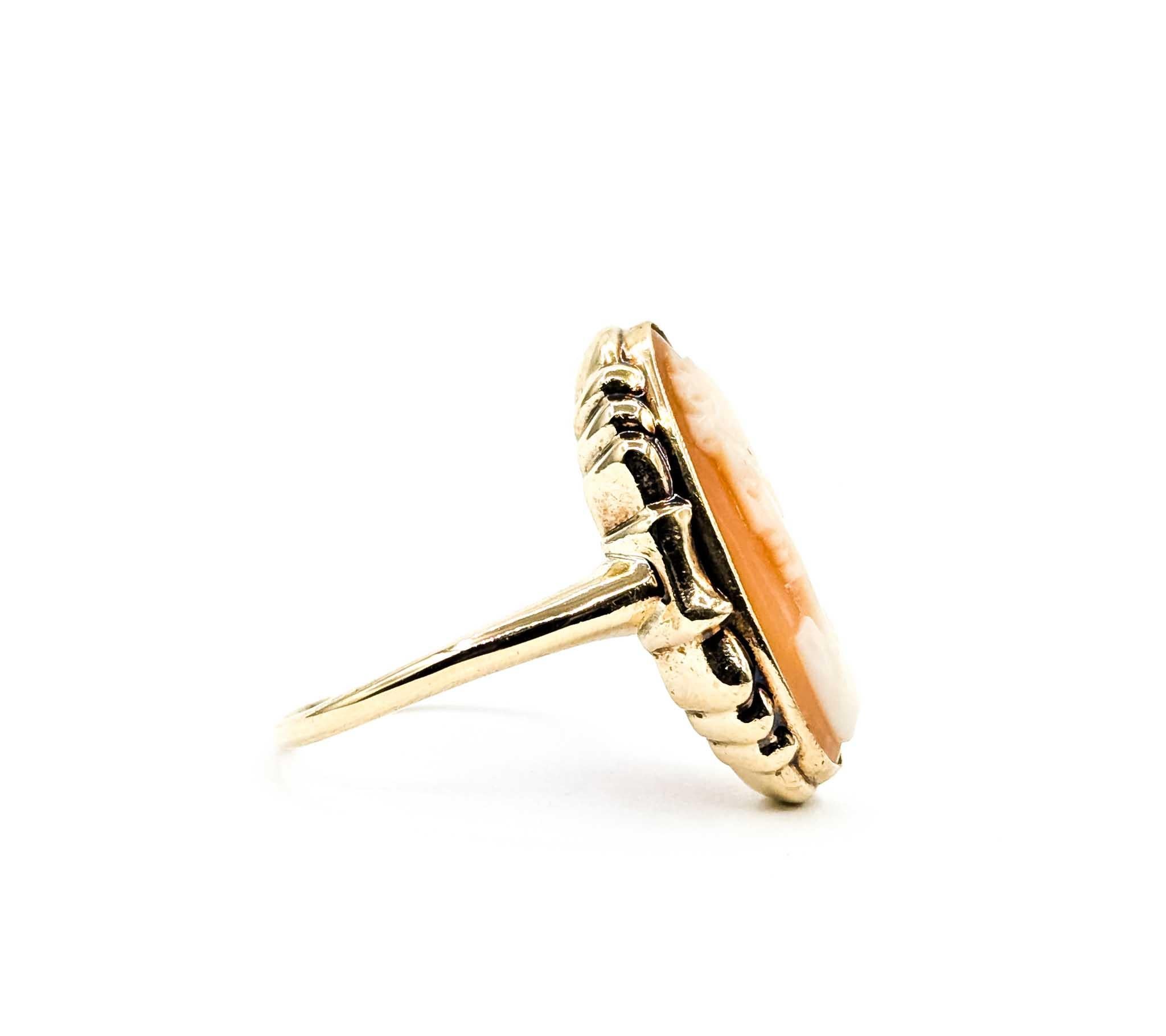 Impresionante Anillo de Oro Amarillo de 10k con Esmeralda y Diamantes Incrustados en venta 1
