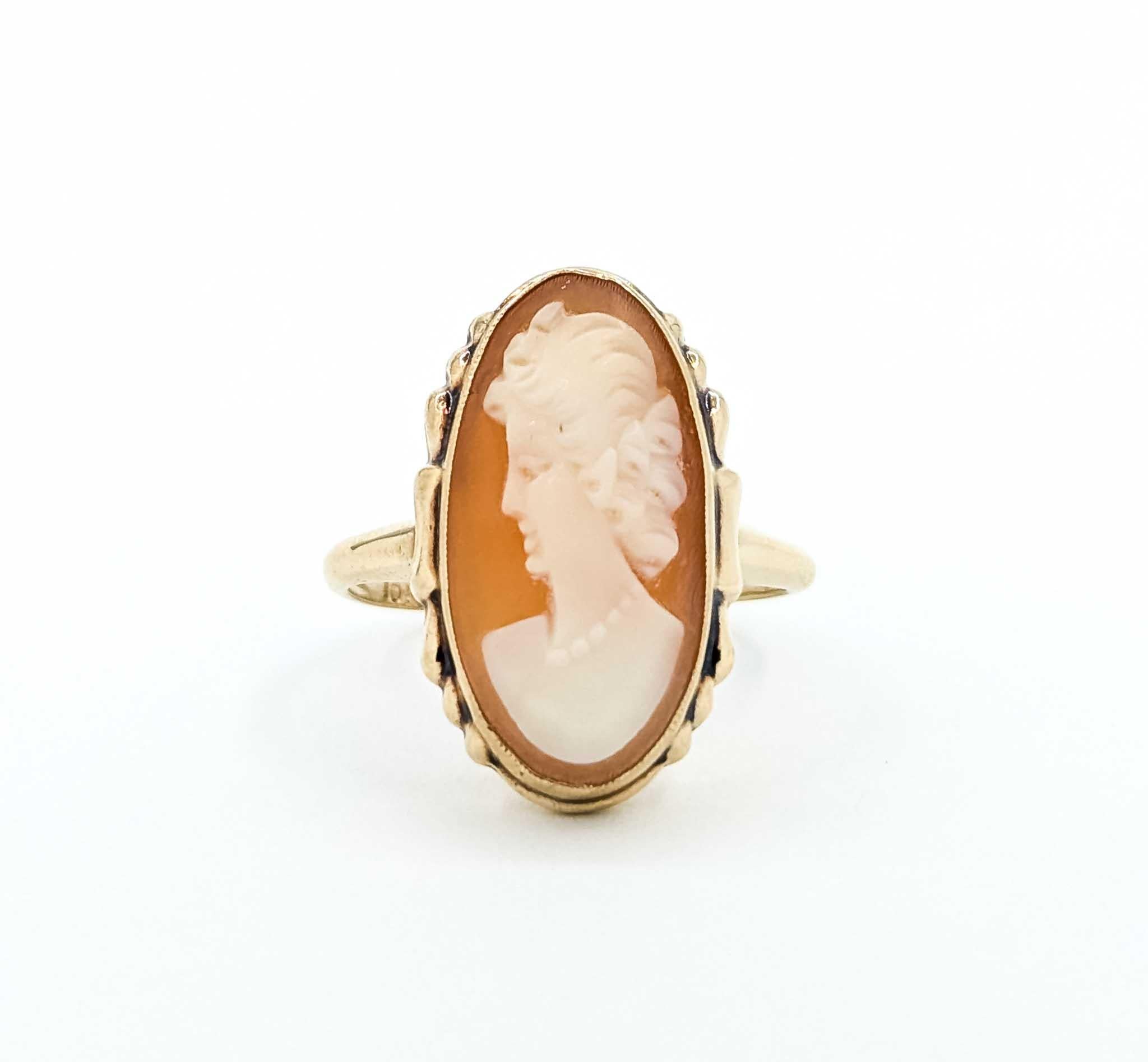 Impresionante Anillo de Oro Amarillo de 10k con Esmeralda y Diamantes Incrustados en venta 2