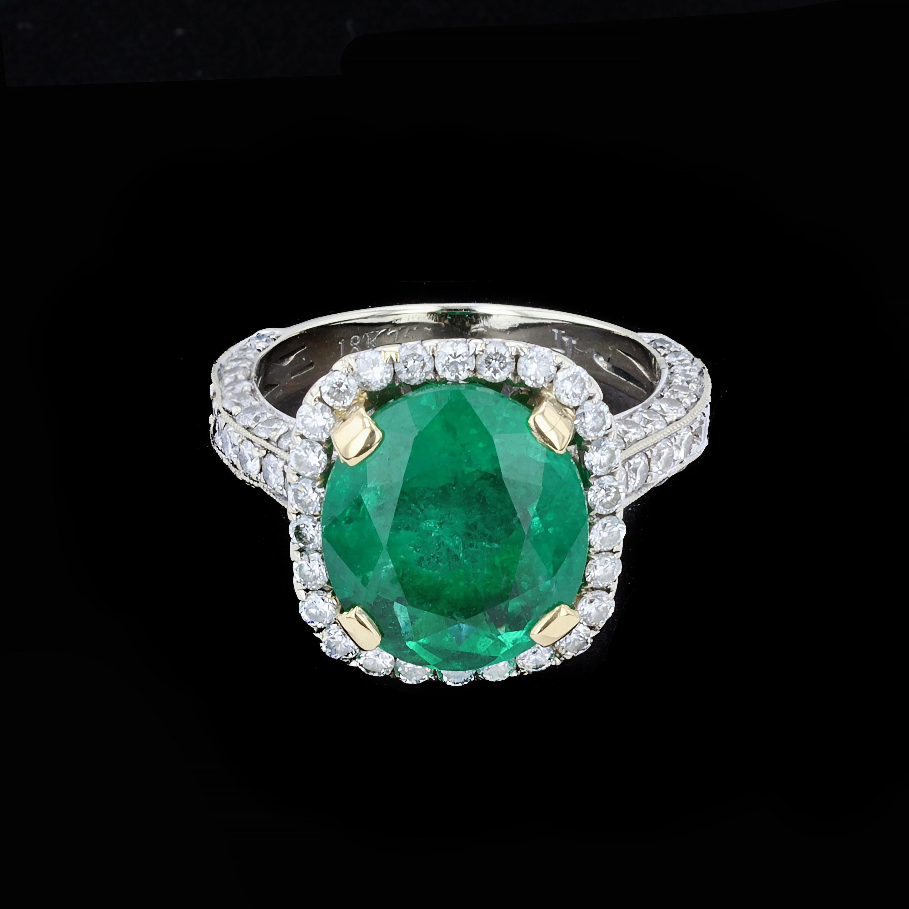 Stunning Emerald and Diamond Estate Ring In Excellent Condition For Sale In NEW ORLEANS, LA