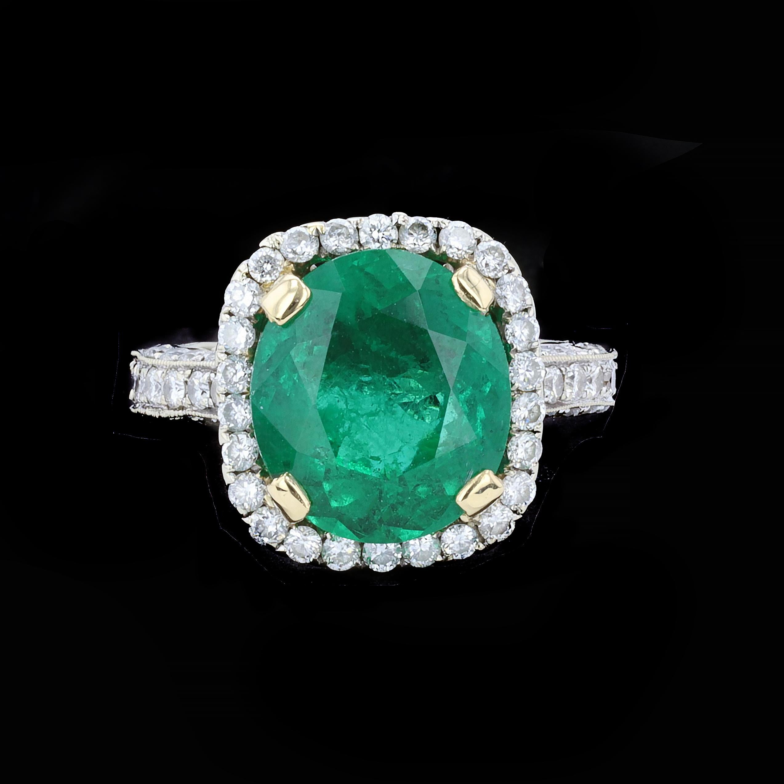 Women's Stunning Emerald and Diamond Estate Ring For Sale
