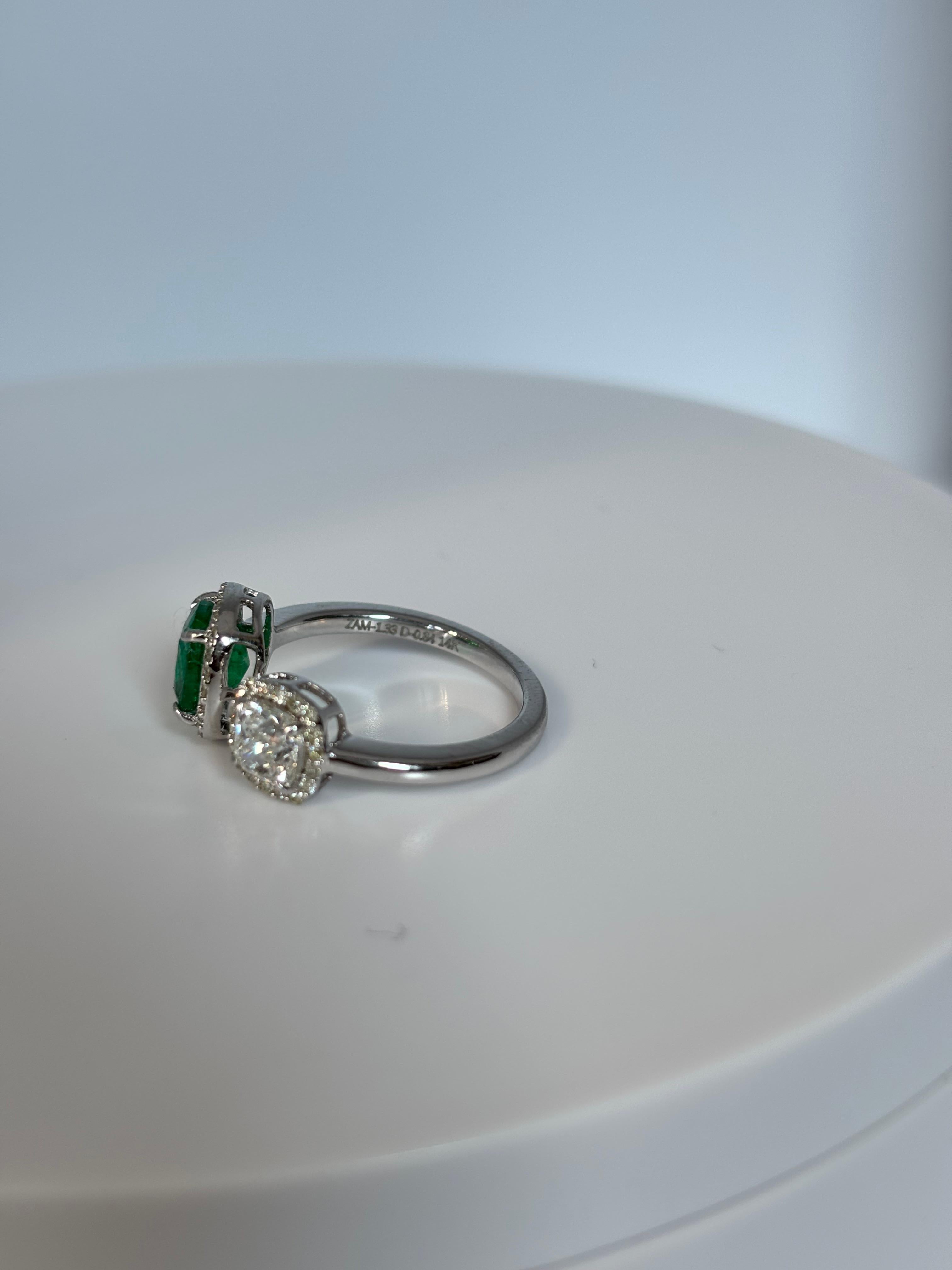 Modern Stunning Emerald and Diamond Ring – A Sparkling Blend of Beauty For Sale