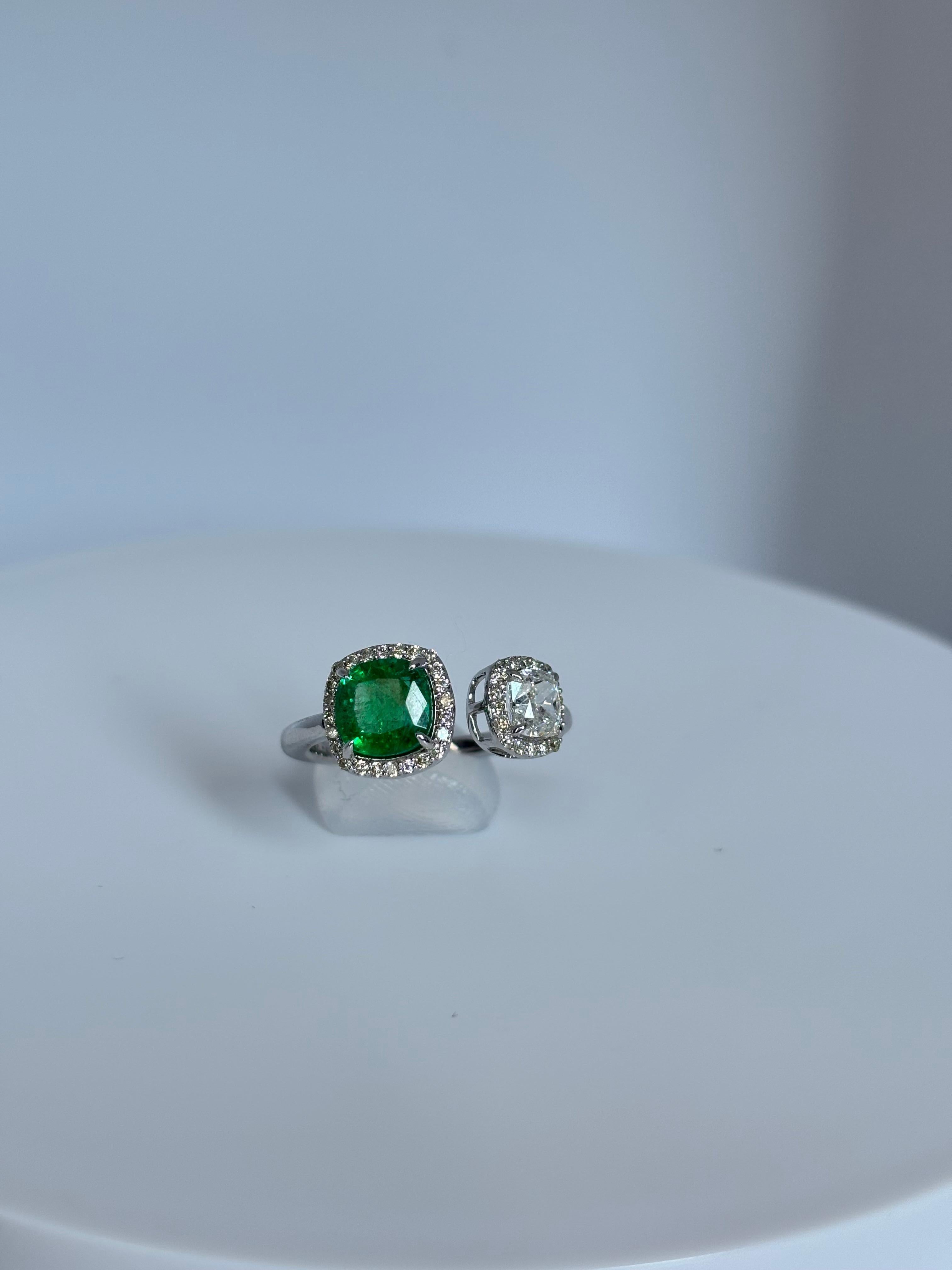 Stunning Emerald and Diamond Ring – A Sparkling Blend of Beauty In New Condition For Sale In New York, NY