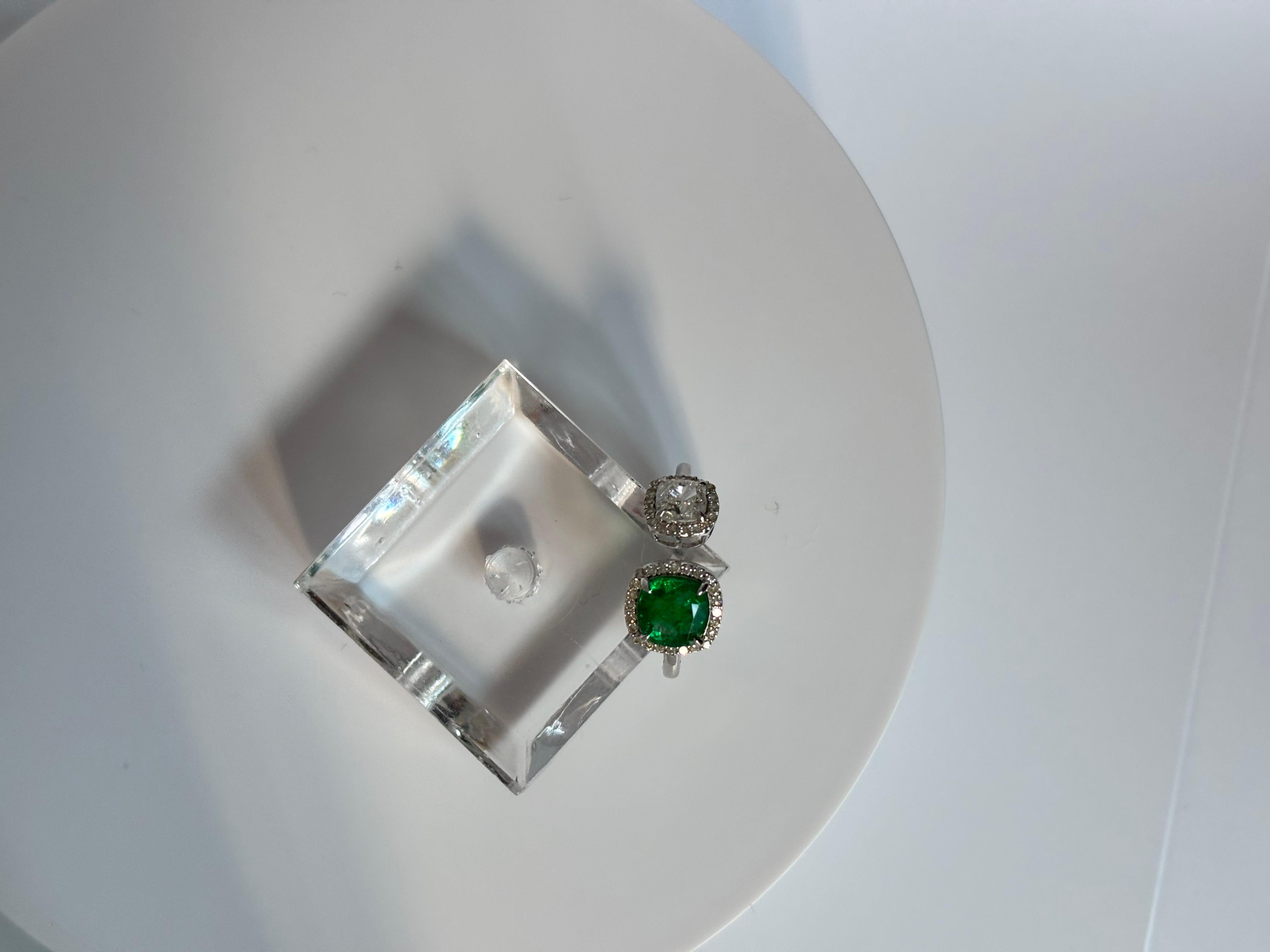 Stunning Emerald and Diamond Ring – A Sparkling Blend of Beauty For Sale 1