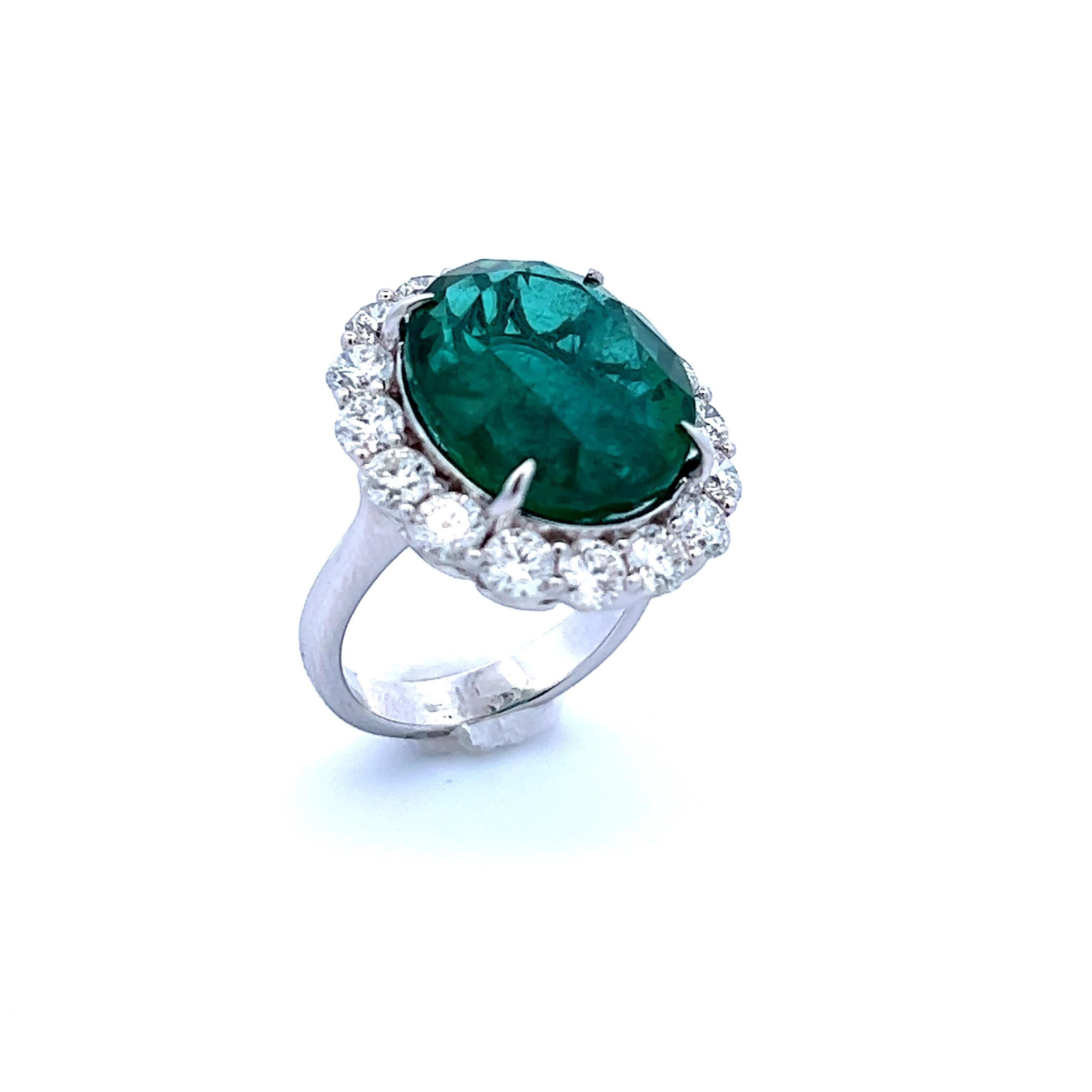 Dieser exquisite Ring zeigt in der Mitte einen leuchtenden Smaragd, der von einem Halo aus funkelnden Diamanten umgeben ist. Der satte Grünton des Smaragds wird durch die Brillanz der Diamanten wunderbar ergänzt und macht ihn zu einem perfekten