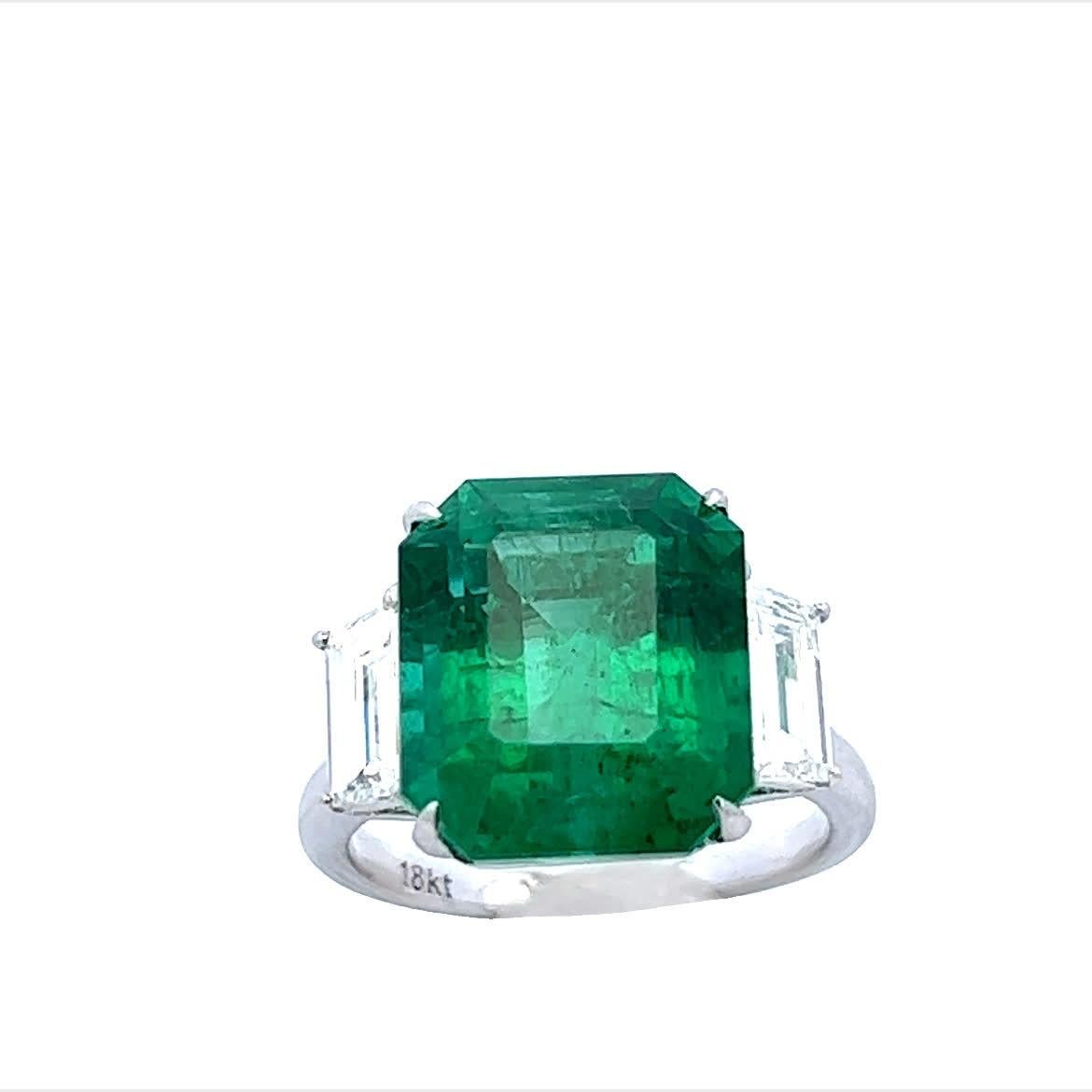 Dieser exquisite Ring zeigt einen faszinierenden Smaragd in der Mitte, der von zwei funkelnden Diamanten flankiert wird. Der leuchtend grüne Farbton des Smaragds zieht alle Blicke auf sich und macht ihn zu einem perfekten Schmuckstück für jede