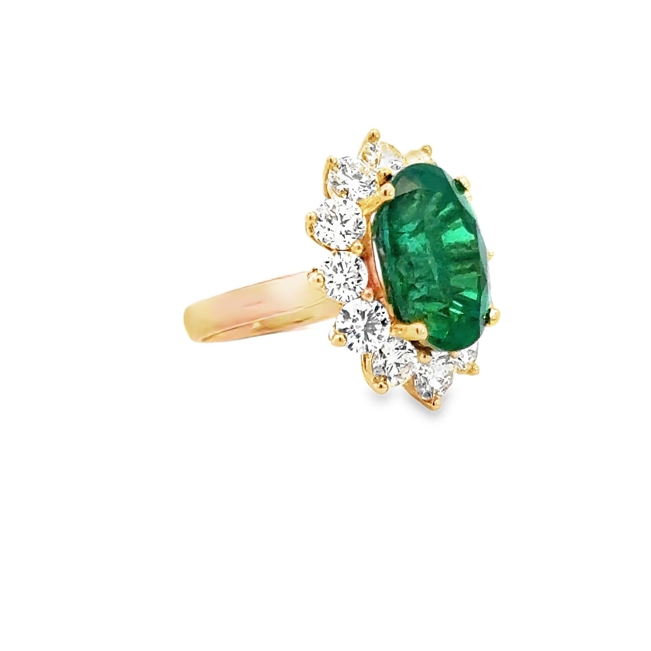 Dieser exquisite Ring zeigt in der Mitte einen leuchtenden Smaragd, der von einem Halo aus funkelnden Diamanten umgeben ist. Mit Präzision gefertigt, ist sie die perfekte Mischung aus Eleganz und Luxus und damit ein ideales Schmuckstück für jede