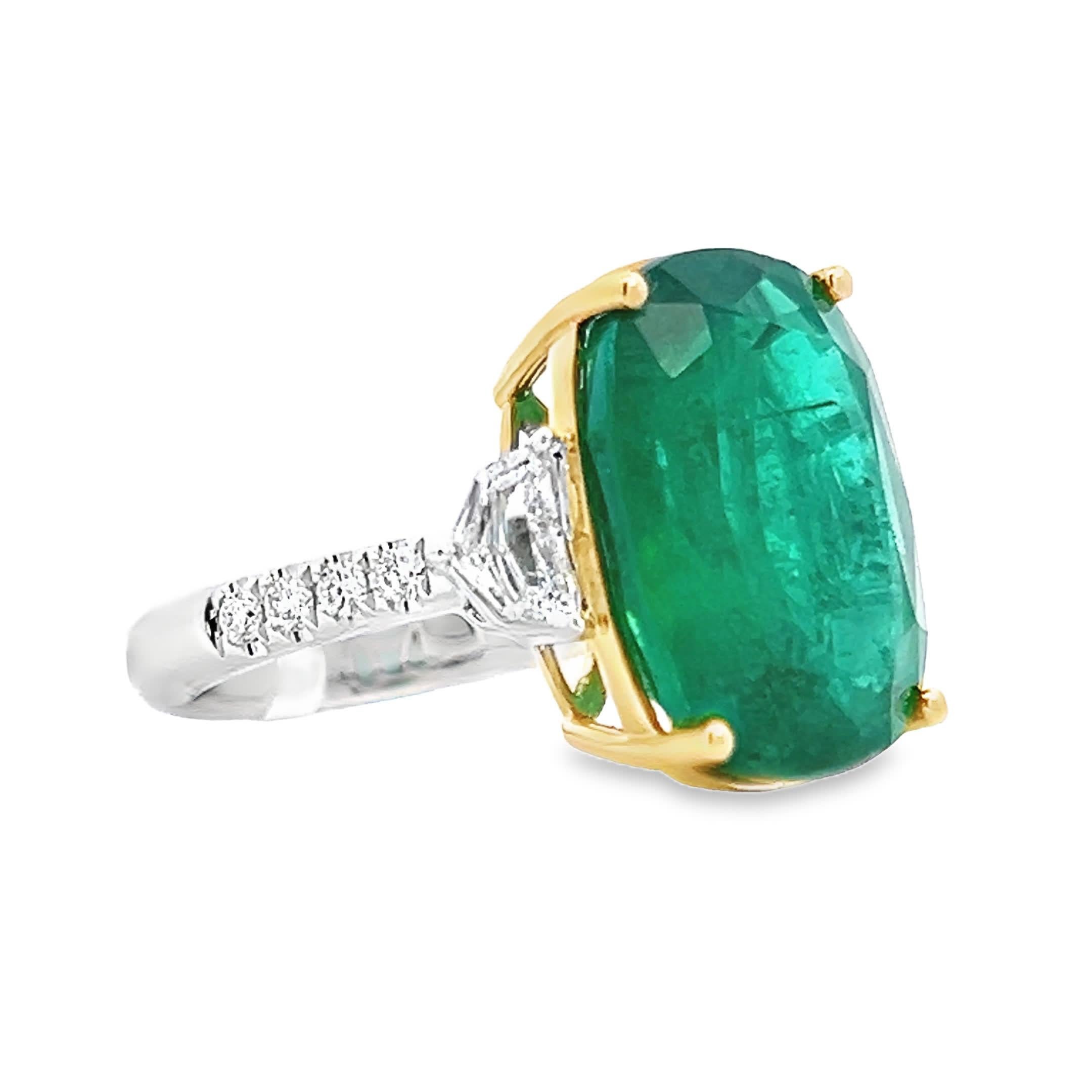 In der Mitte dieses exquisiten Rings befindet sich ein fesselnder Smaragd, der von funkelnden Diamanten umgeben ist, die seinen Reiz noch verstärken. Der leuchtend grüne Farbton des Smaragds symbolisiert Luxus und Eleganz und macht ihn zu einem