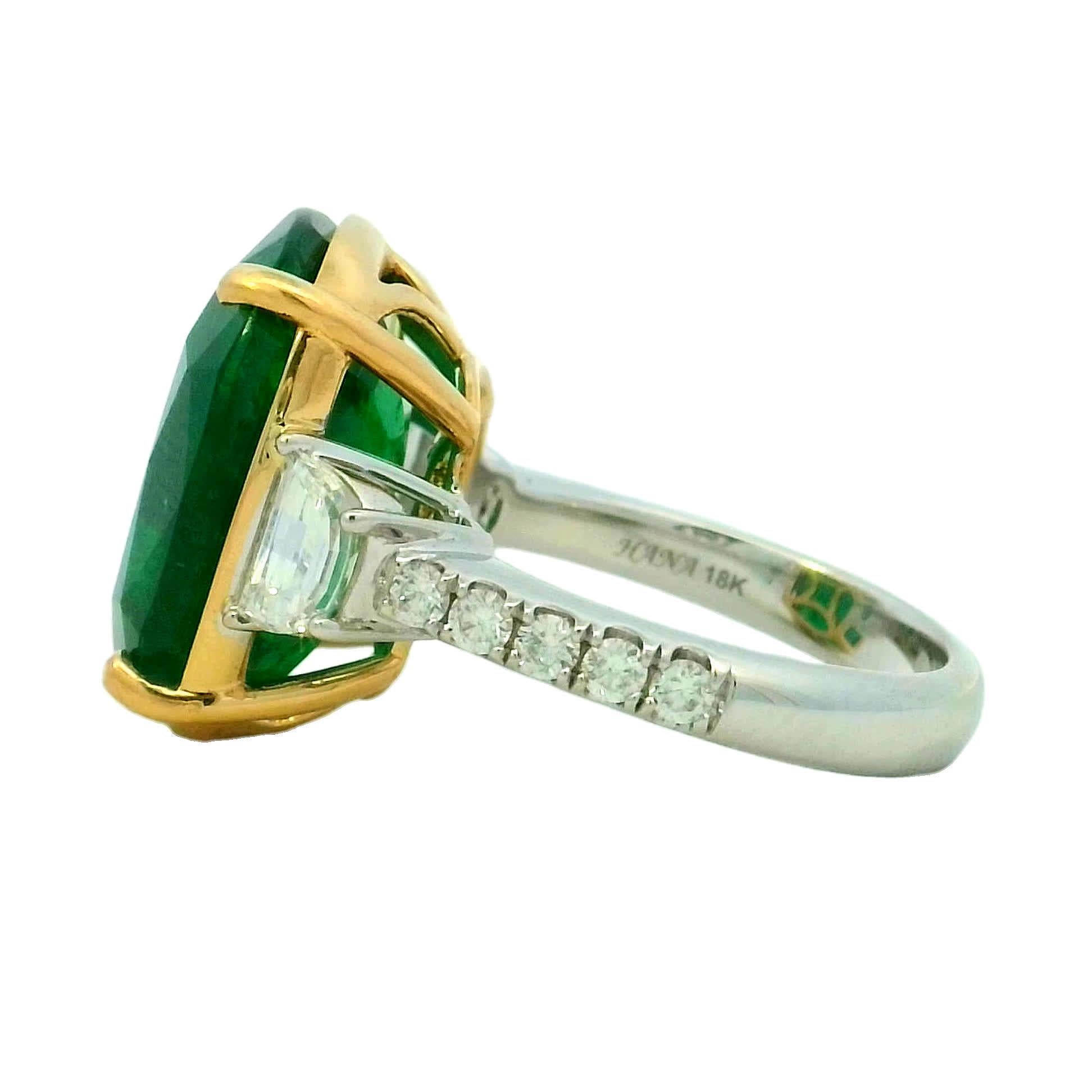 In der Mitte dieses exquisiten Rings befindet sich ein fesselnder Smaragd, der von funkelnden Diamanten umgeben ist, die seinen Reiz noch verstärken. Der sattgrüne Farbton des Smaragds symbolisiert Luxus und Eleganz und macht ihn zu einem perfekten