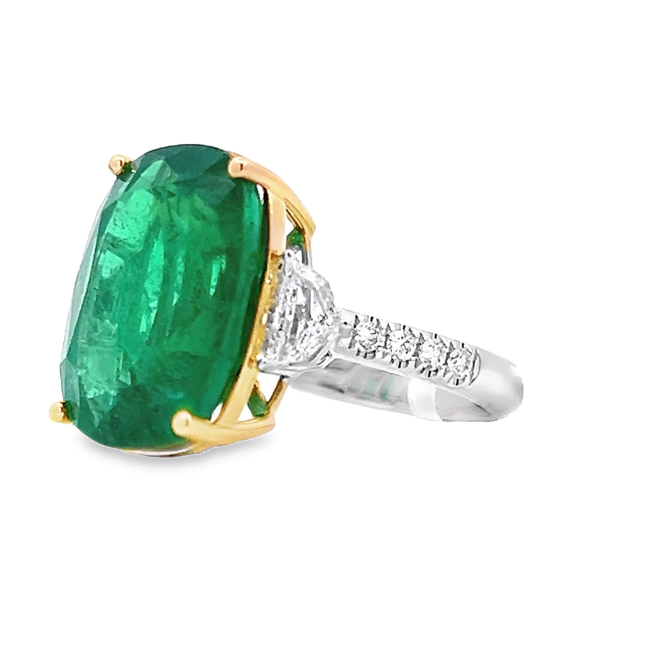 Atemberaubender Smaragd- und Diamantring im Zustand „Neu“ im Angebot in Great Neck Plaza, NY